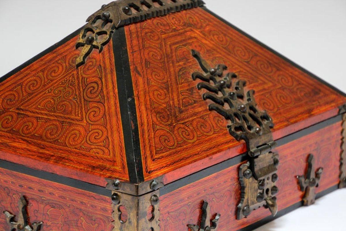 Large Jewelry Dowry Box Lacquered Teak and Brass India 1900 In Good Condition For Sale In North Hollywood, CA