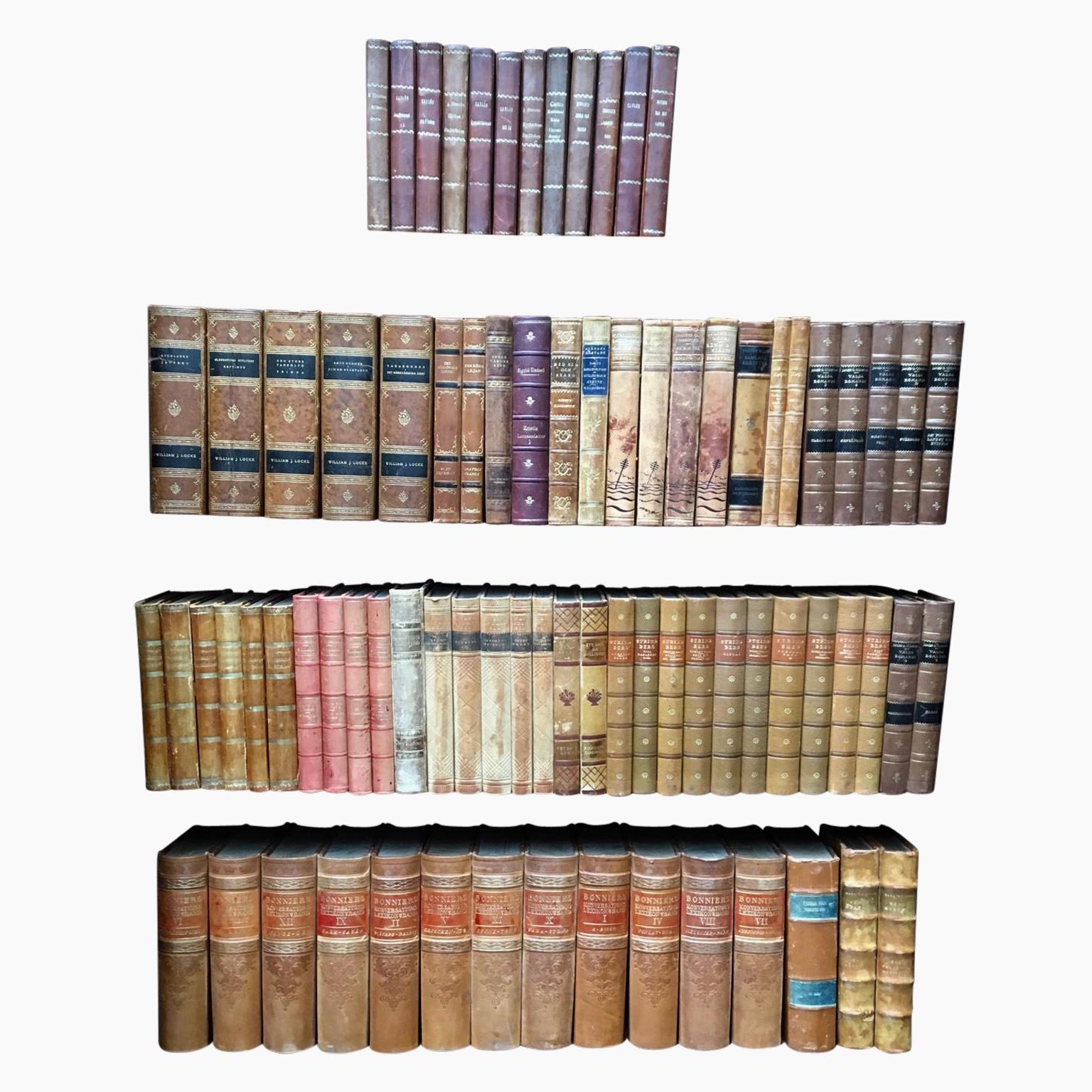 Une grande collection de livres décoratifs scandinaves reliés en cuir de bibliothèque ancienne. 

Veuillez noter que les images présentées sont un échantillon des livres disponibles et non les 50 livres exacts disponibles. Nous enverrons des photos
