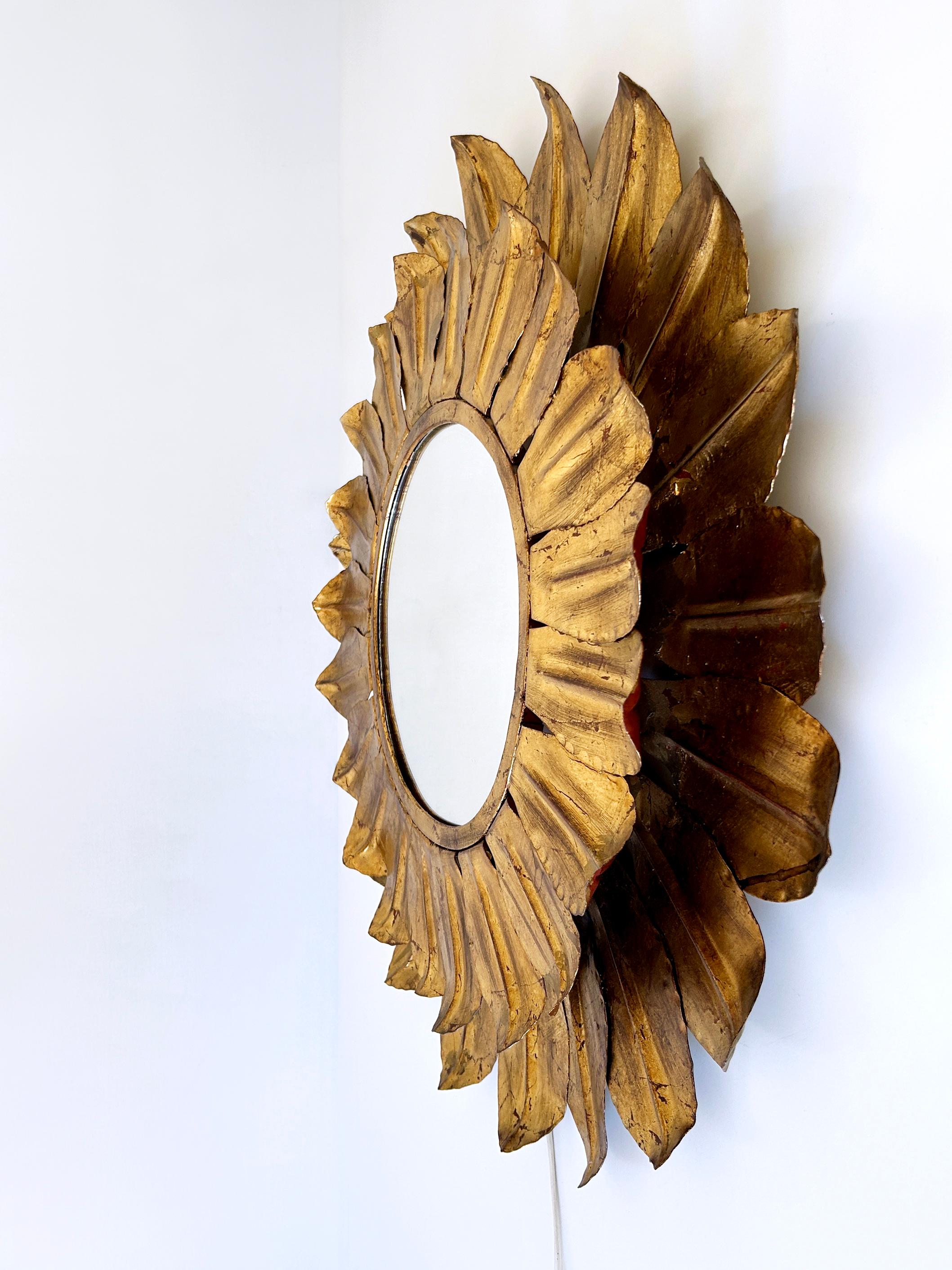 Grand miroir mural décoratif en forme de tournesol, datant du milieu du siècle dernier et éclairé par l'arrière, Allemagne, années 1960 en vente 3