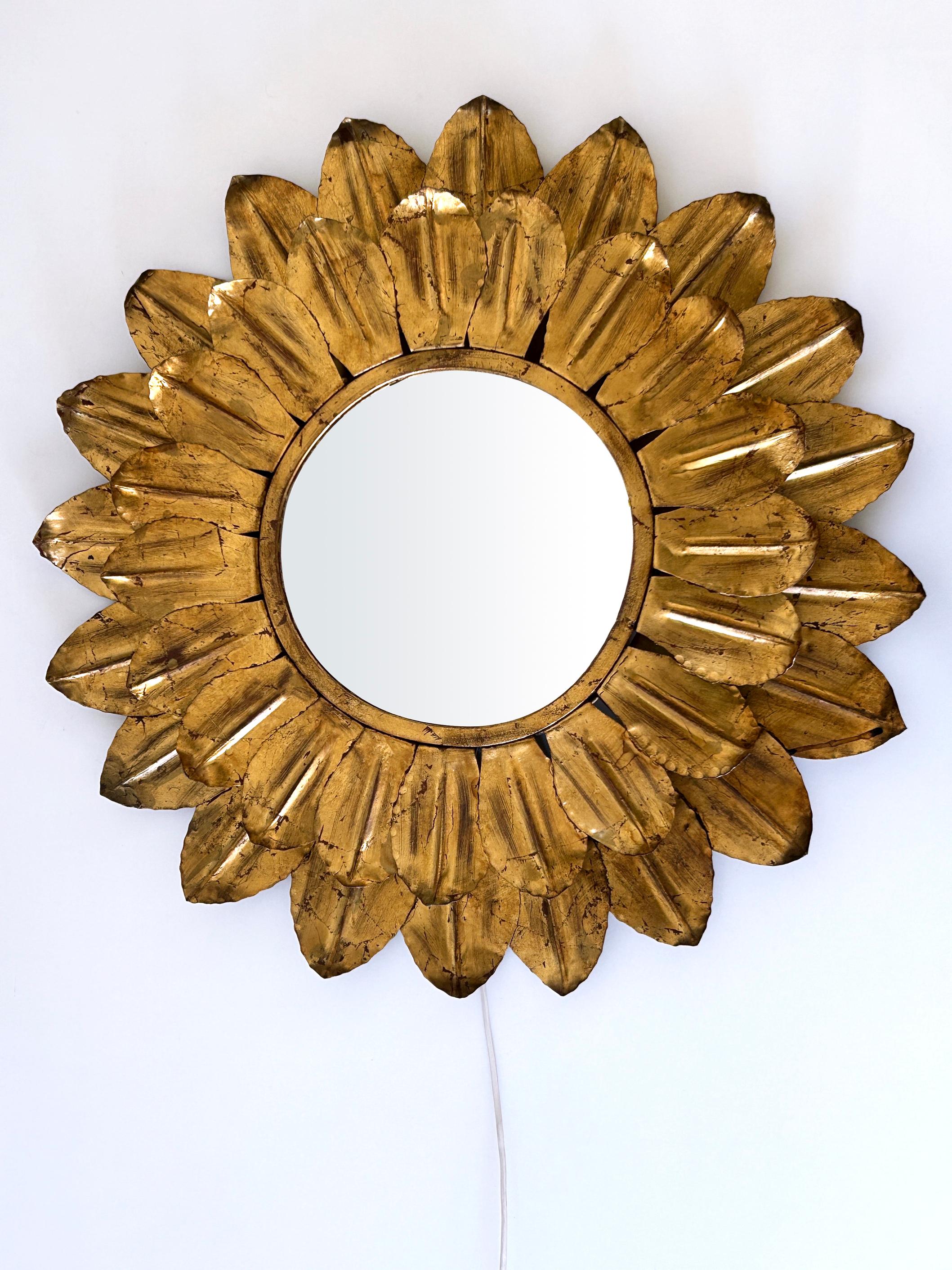 Grand miroir mural décoratif en forme de tournesol, datant du milieu du siècle dernier et éclairé par l'arrière, Allemagne, années 1960 en vente 5