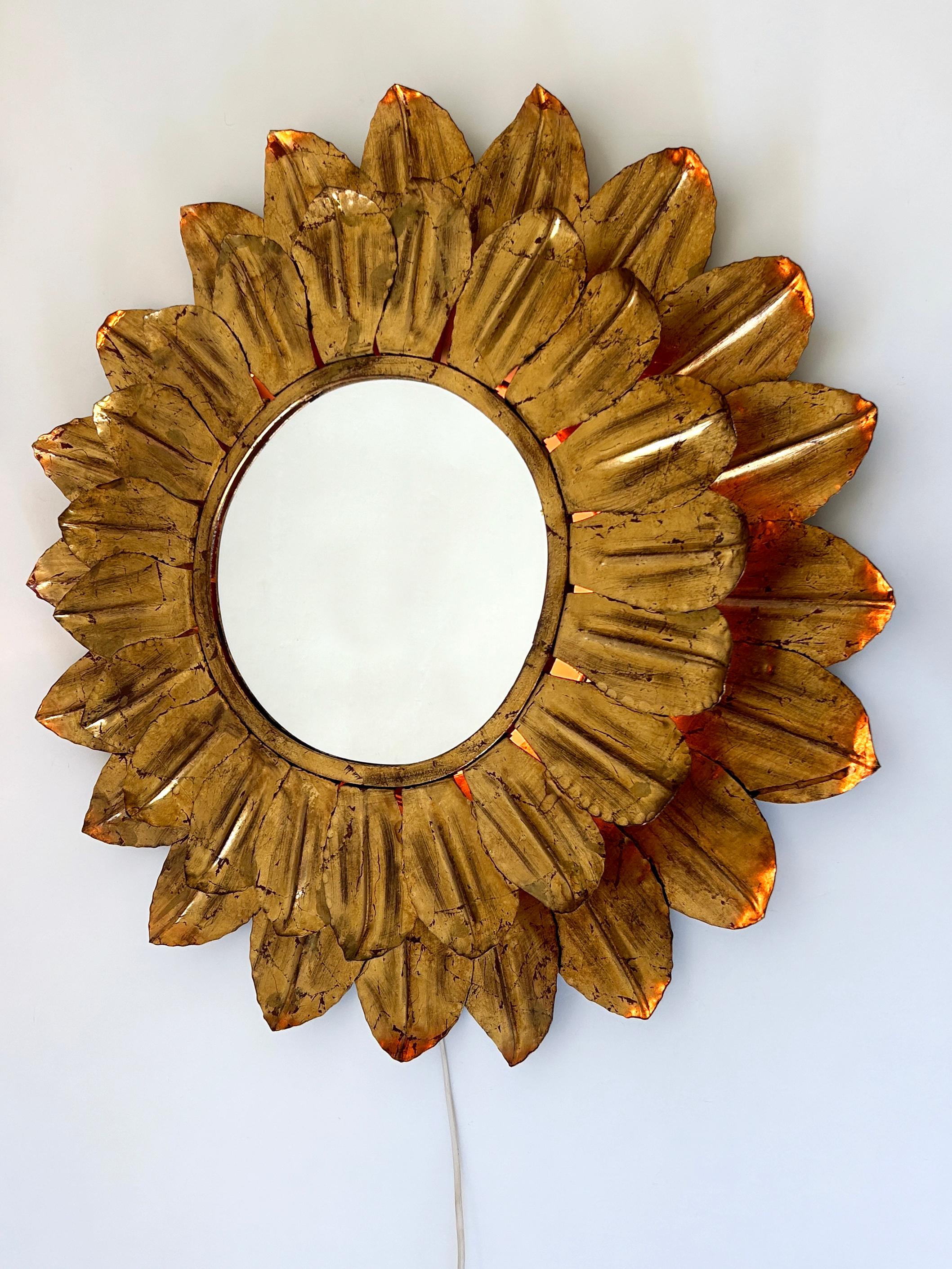 Doré Grand miroir mural décoratif en forme de tournesol, datant du milieu du siècle dernier et éclairé par l'arrière, Allemagne, années 1960 en vente