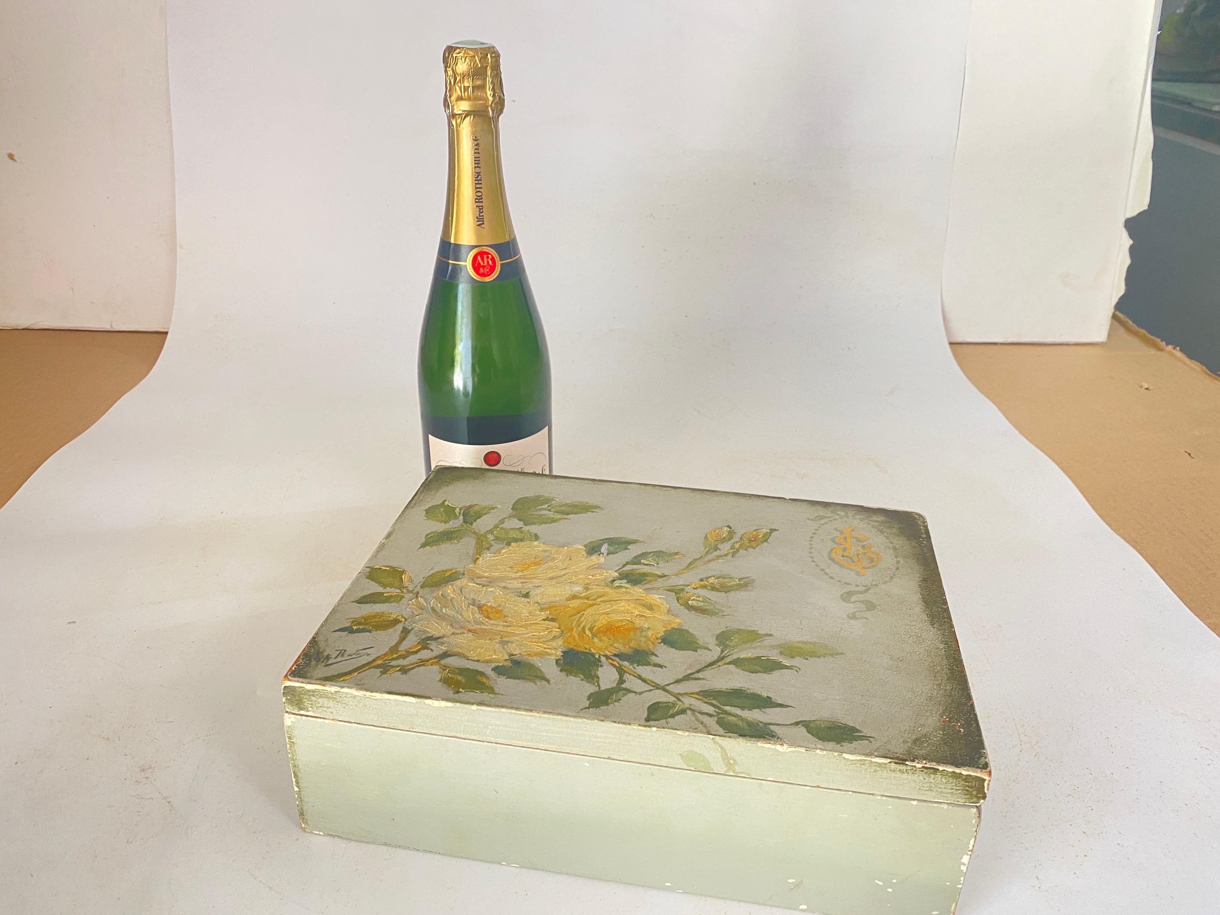 This large box is a jewelry box or a decorative box. It was made in the 19th century, in England, Period. Its lid is made in wood, Grey and Yellow in color.