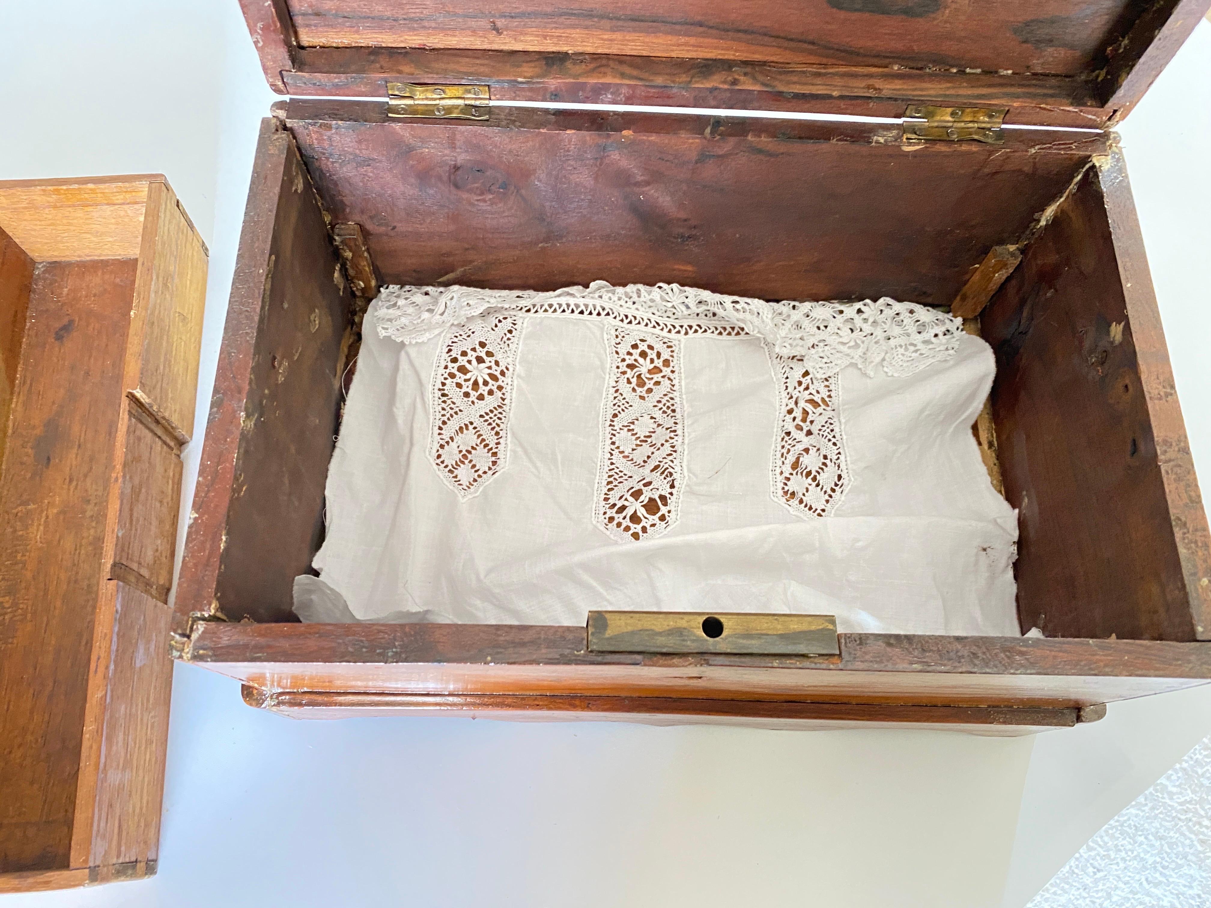 Dieses große Kästchen ist ein Schmuckkästchen oder ein dekoratives Kästchen. Es wurde im 19. Jahrhundert in England hergestellt, Zeitraum. Der Deckel ist aus Holz, braun, und enthält mehrere  Fächer.