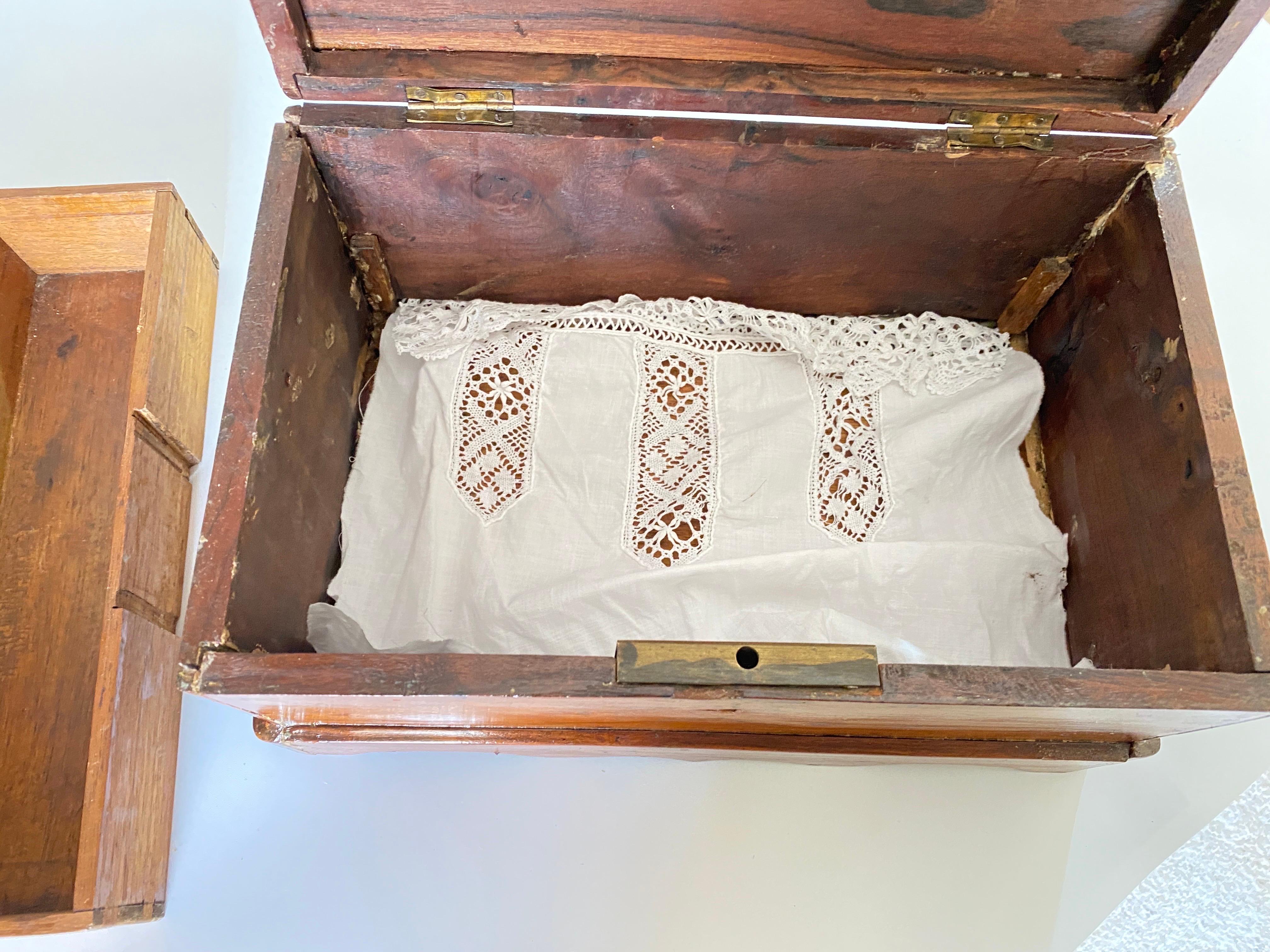 Cette grande boîte est une boîte à bijoux ou une boîte décorative. Il a été fabriqué au 19e siècle, en Angleterre. Son couvercle est en bois, de couleur brune. Plusieurs compartiments.