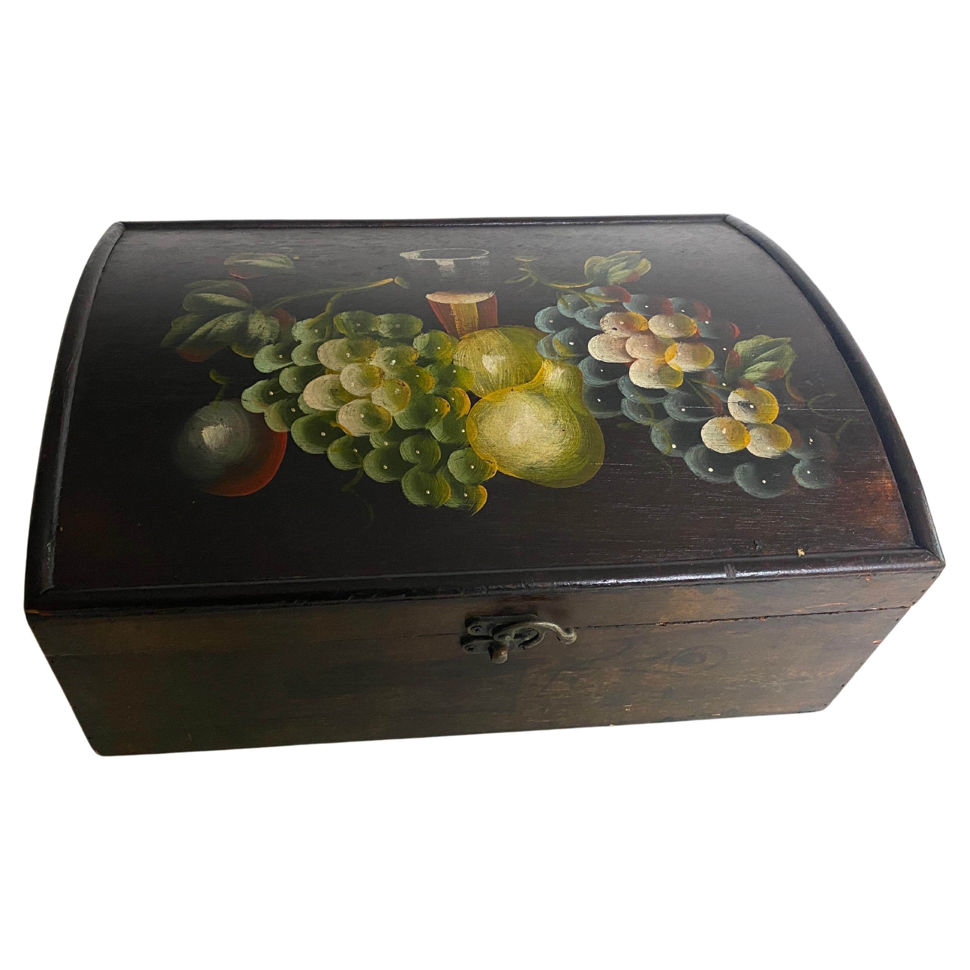Cette grande boîte est une boîte à bijoux ou une boîte décorative. Il a été fabriqué au 20e siècle, en Angleterre. Son couvercle est en bois, de couleur verte et brune.
