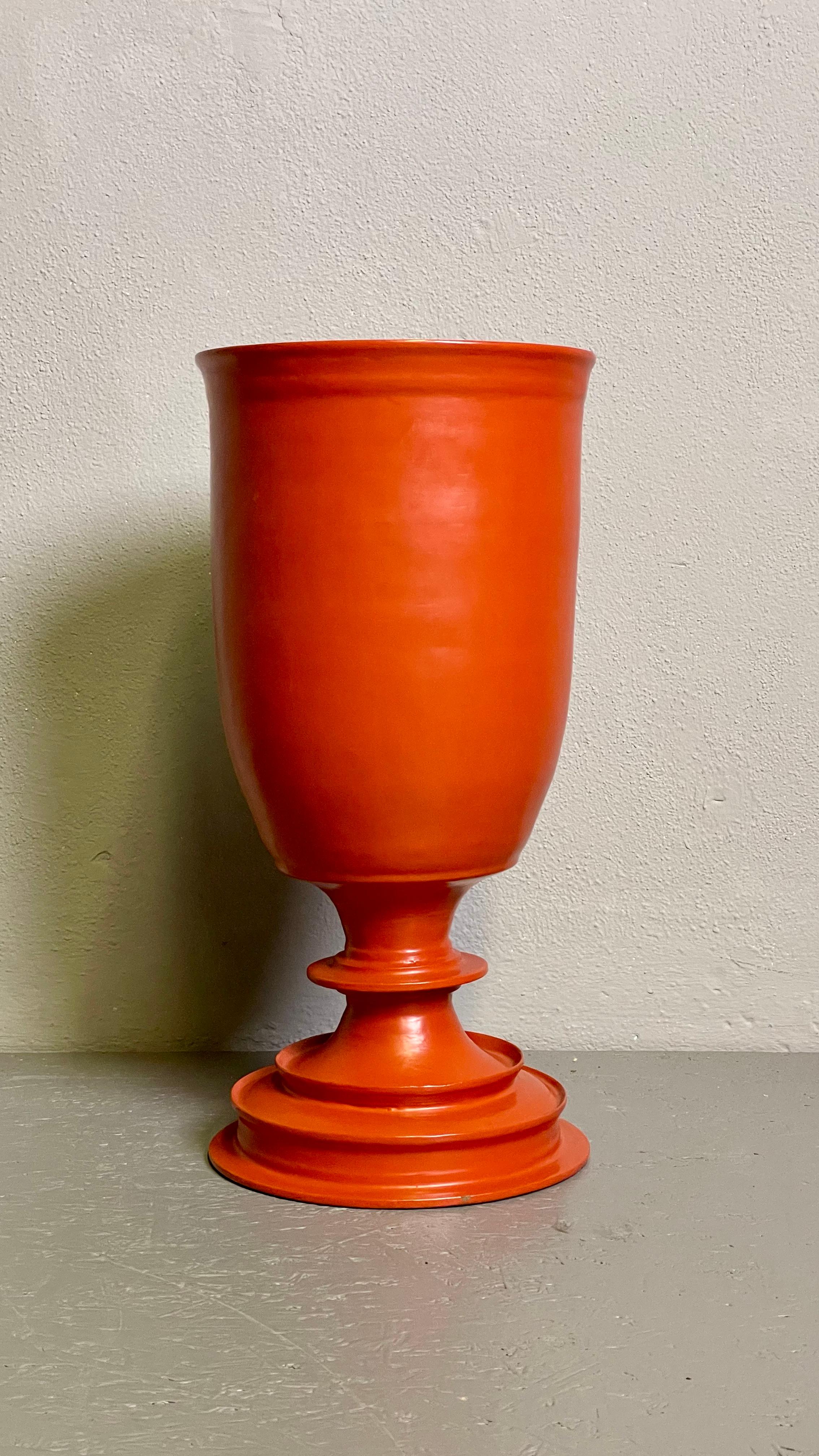 Questo vaso di cartapesta arancione-rosso è stato realizzato in Cina negli anni '70.