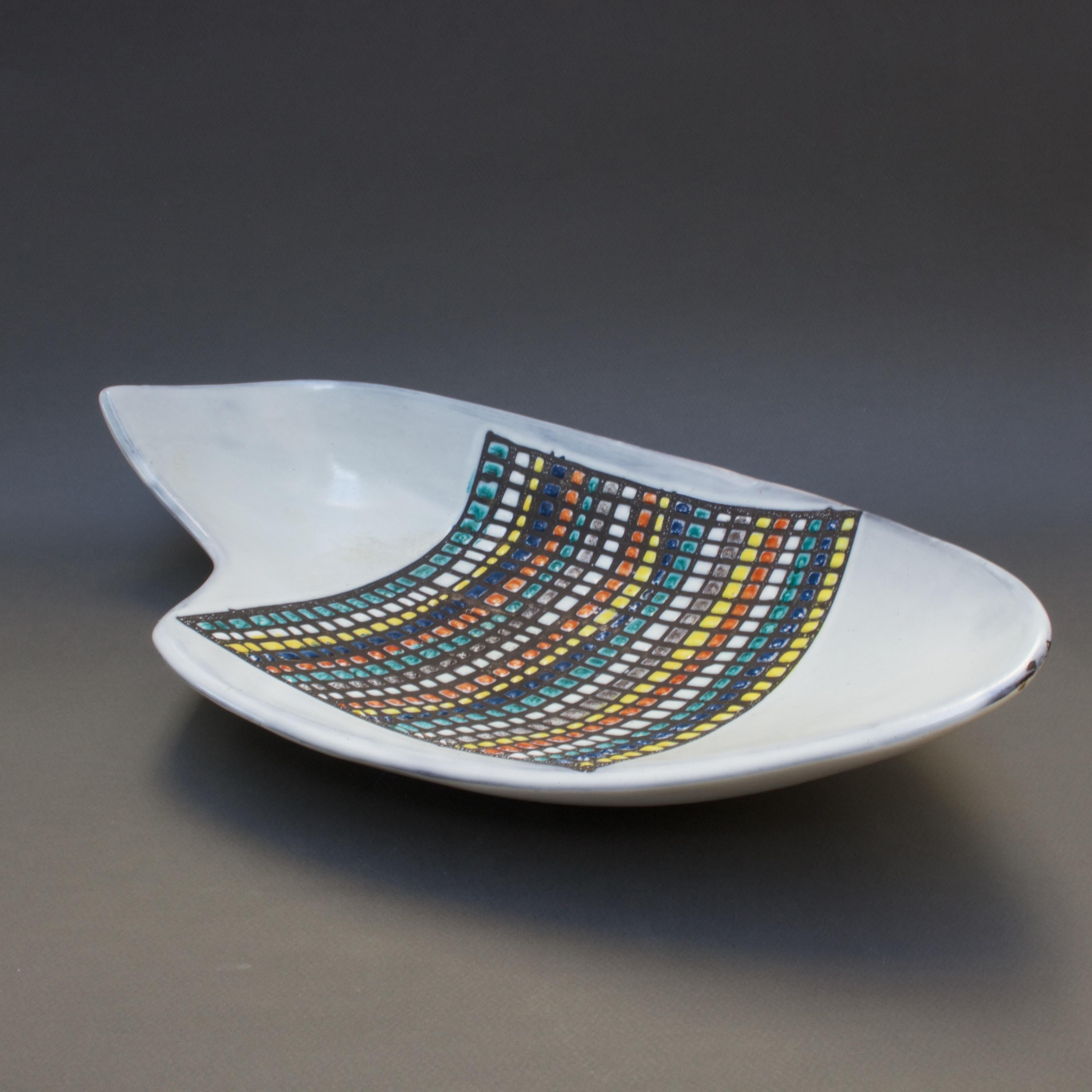 Milieu du XXe siècle Grande assiette décorative de Roger Capron (années 1950) en vente