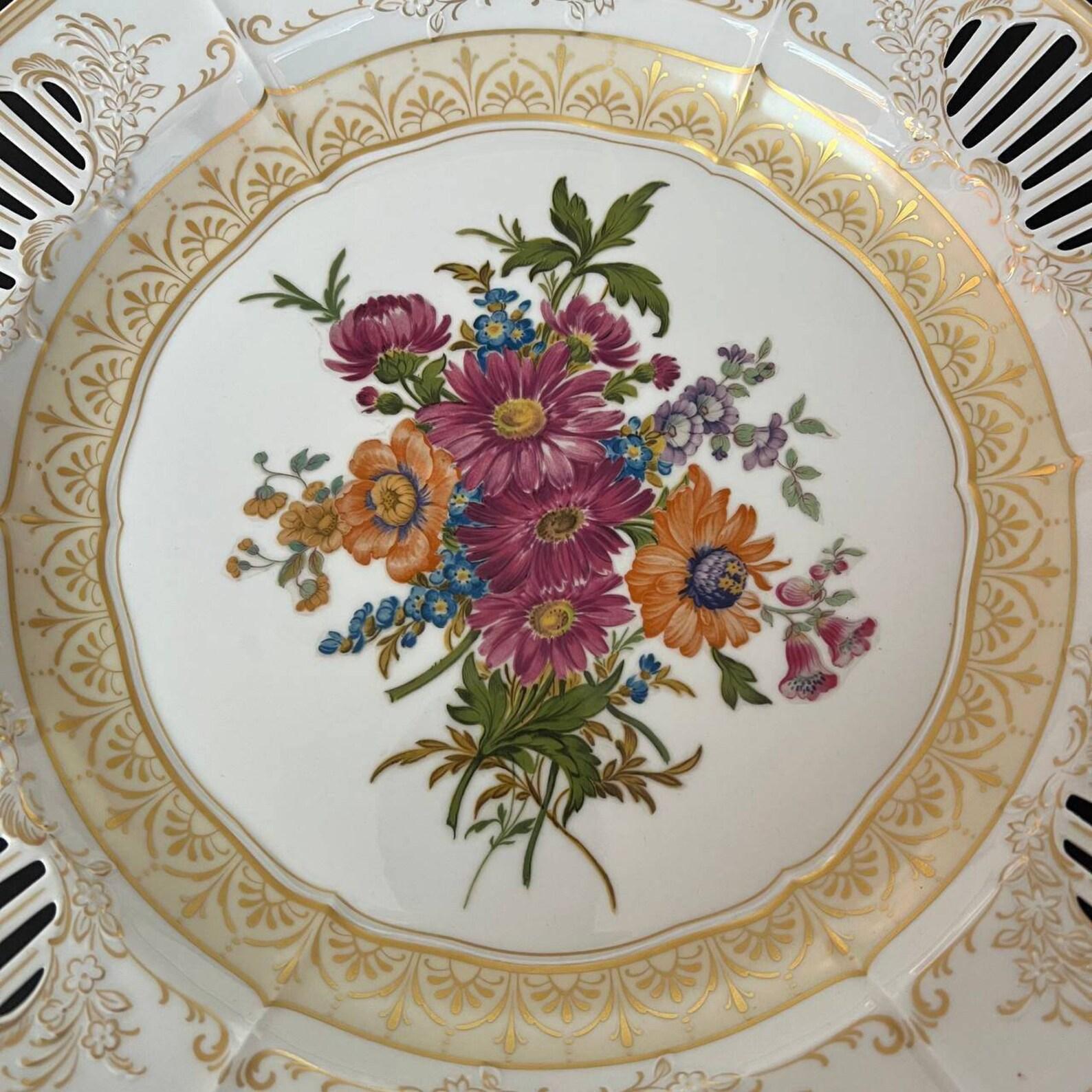  Grande assiette décorative de la célèbre manufacture allemande Kaiser. 

  Produit dans les années 1960. 

 Grande assiette décorative allemande en porcelaine à motif floral, dorée à 24 carats de la période victorienne du milieu du 20e siècle. 

