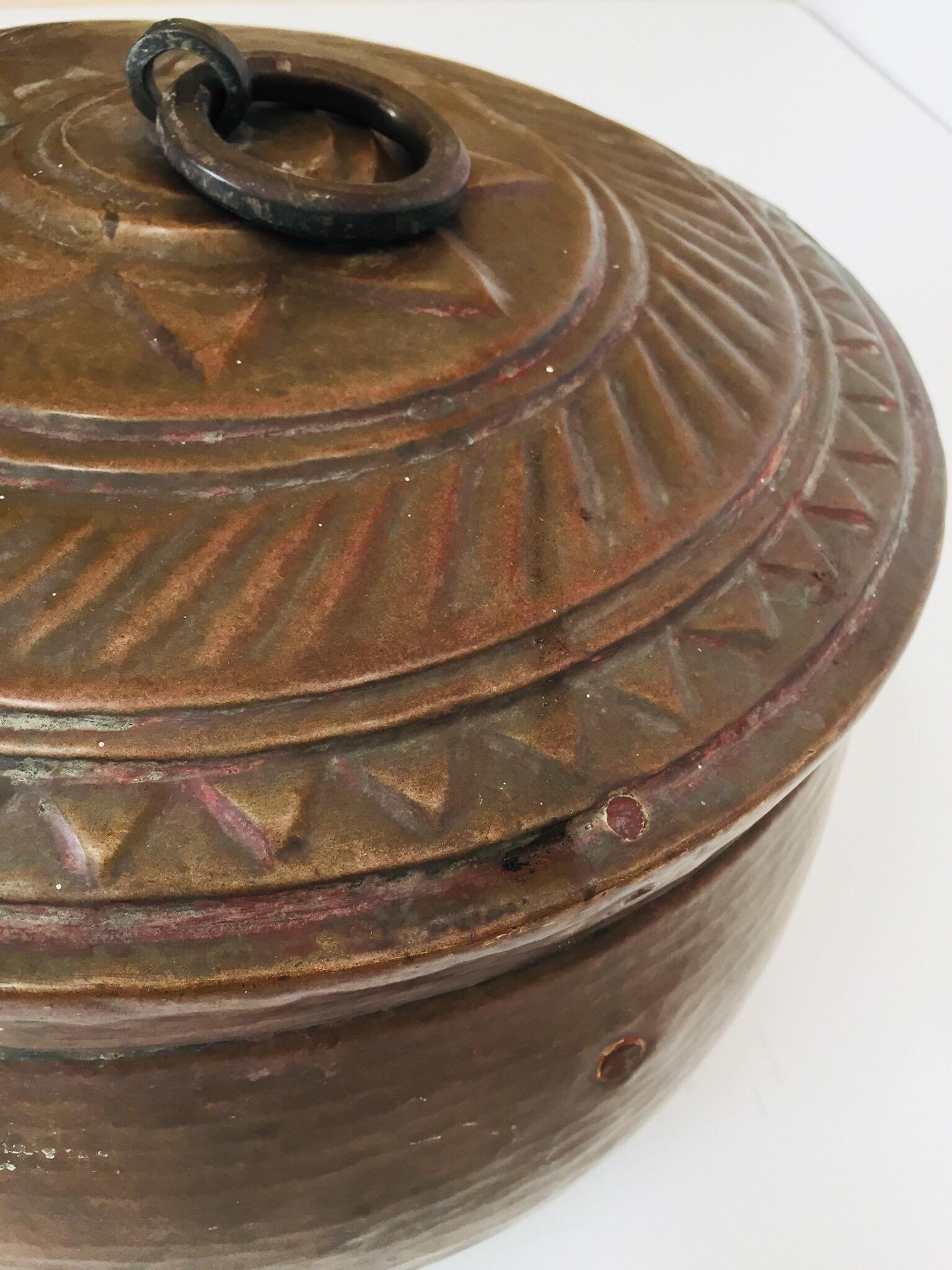 Grande boîte décorative ronde en cuivre avec couvercle Inde du Nord en vente 2