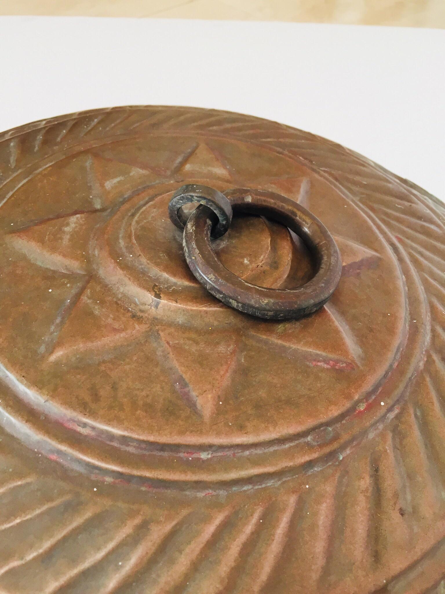 Grande boîte décorative ronde en cuivre avec couvercle Inde du Nord en vente 3