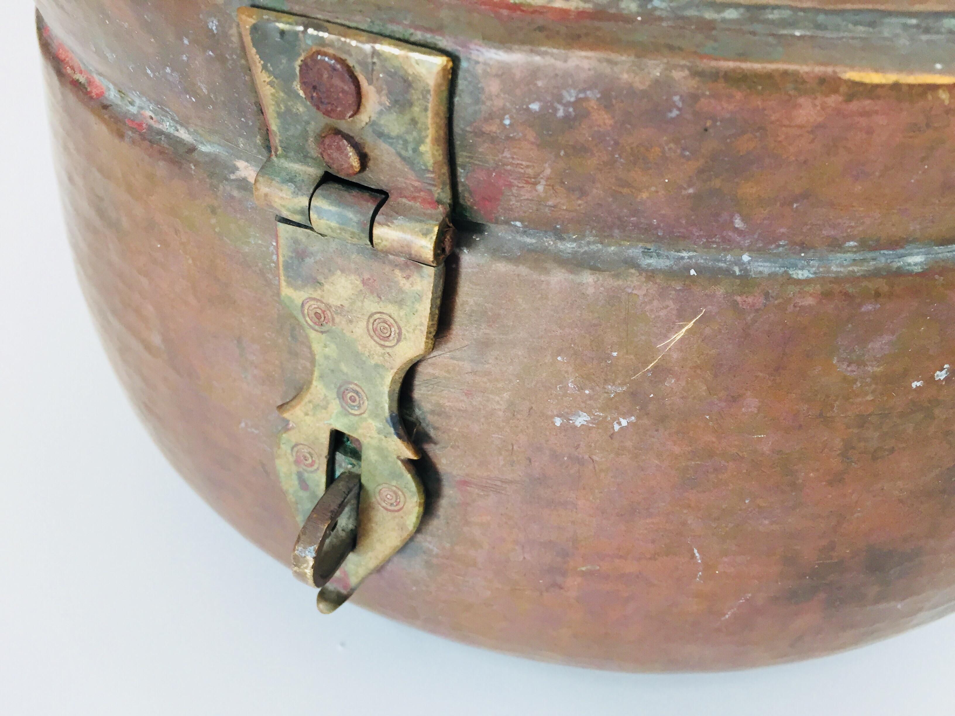 Grande boîte décorative ronde en cuivre avec couvercle Inde du Nord en vente 4
