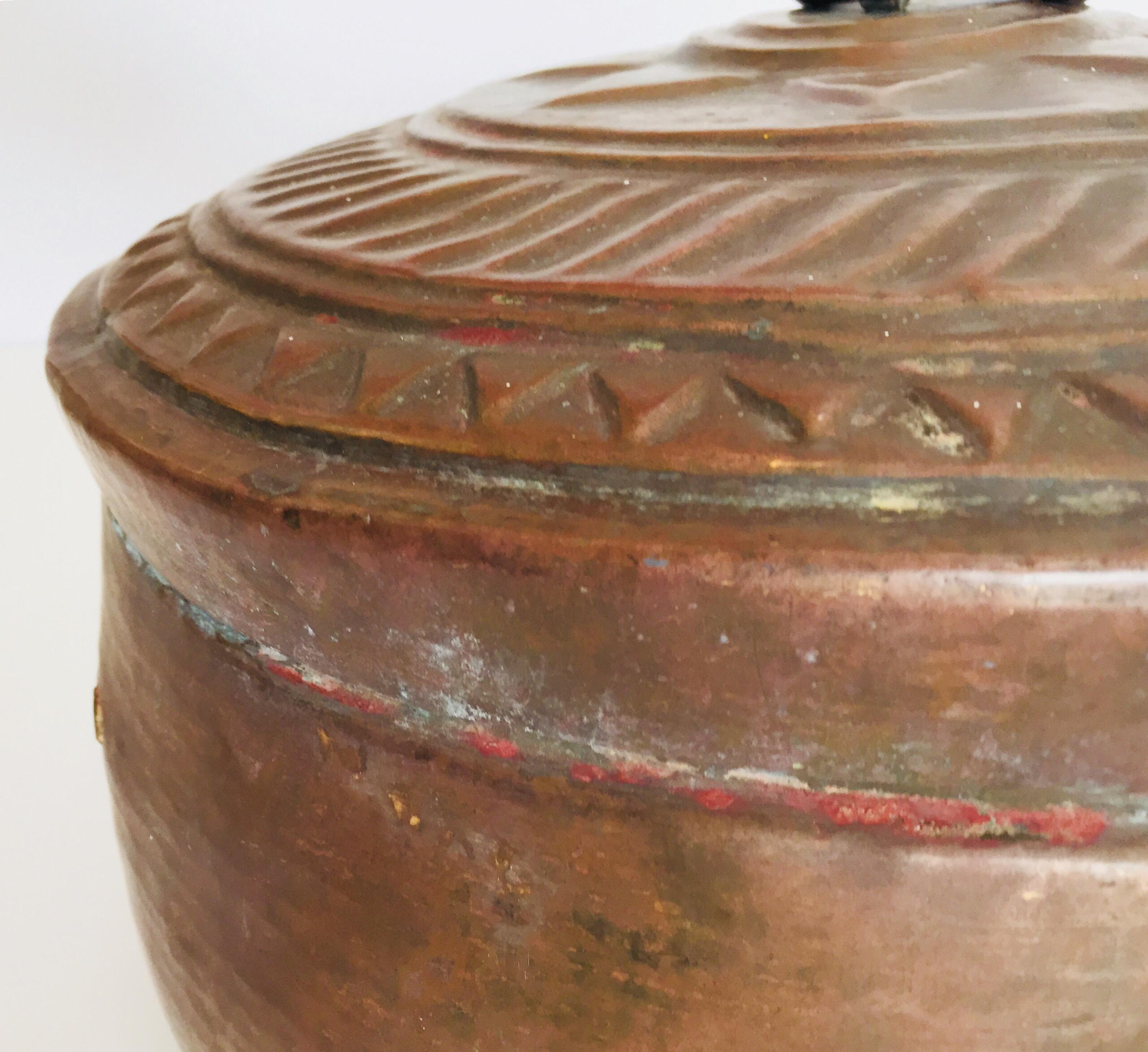 Grande boîte décorative ronde en cuivre avec couvercle Inde du Nord en vente 5