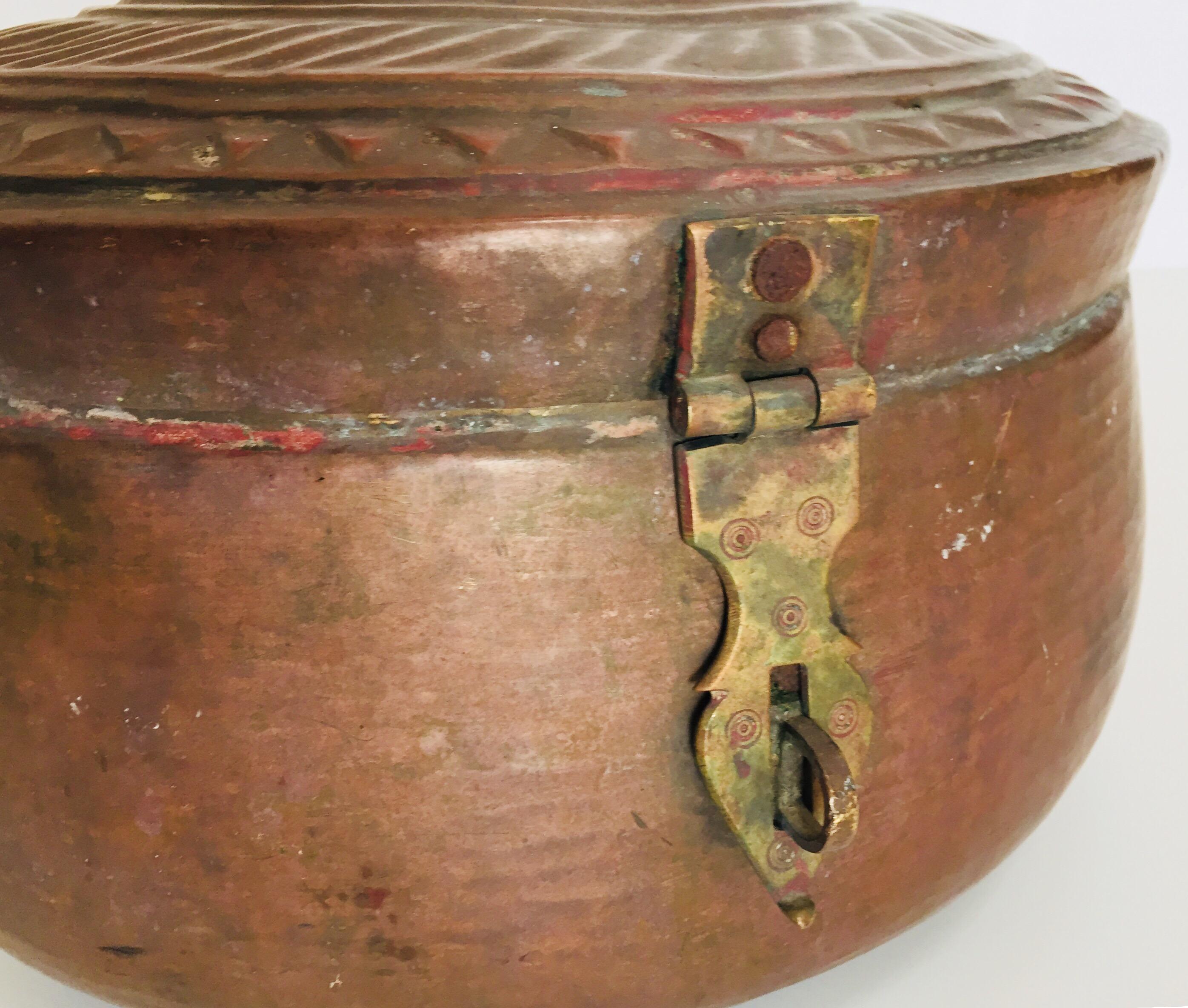 Grande boîte décorative ronde en cuivre avec couvercle Inde du Nord en vente 6