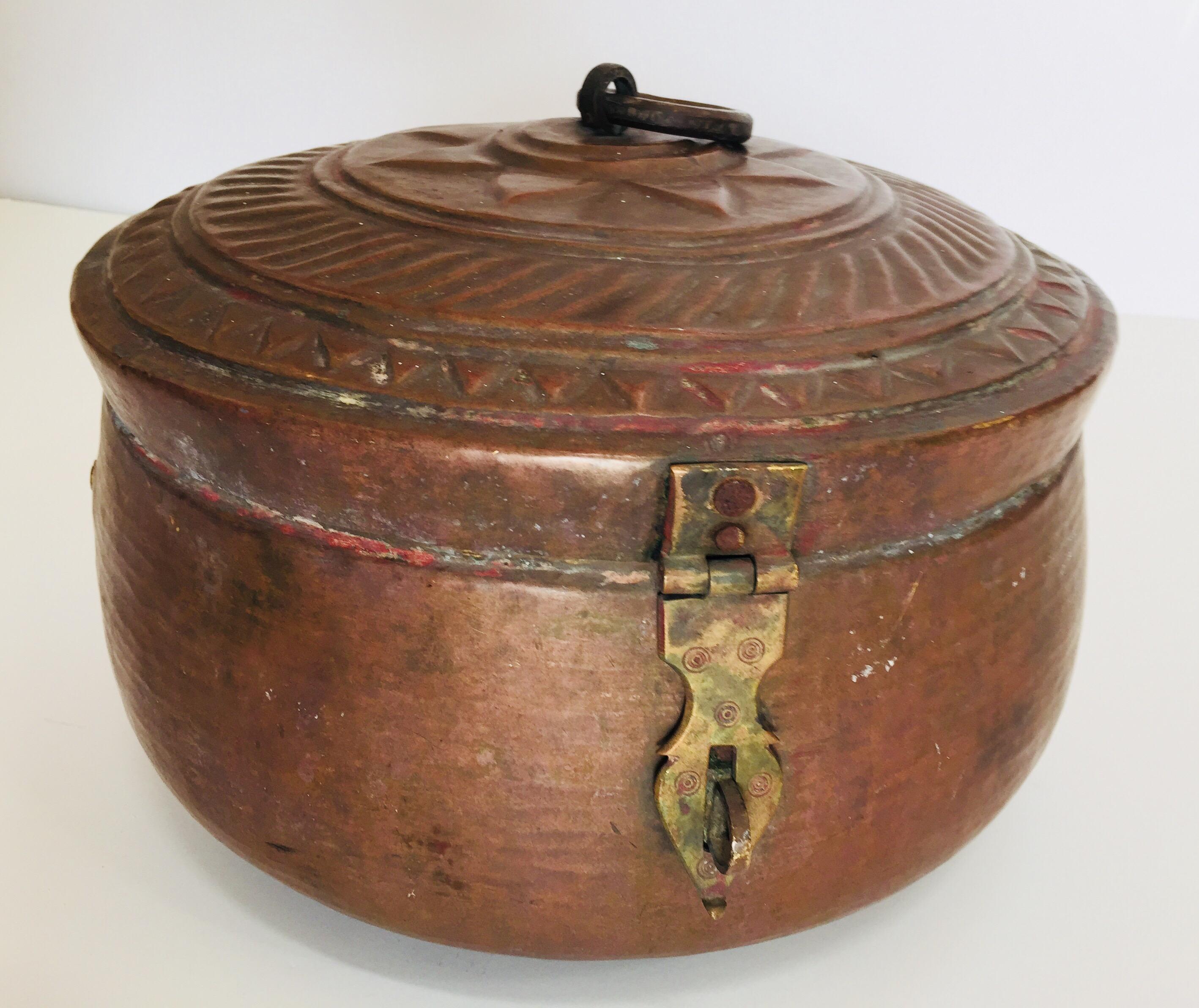 Grande boîte décorative ronde en cuivre avec couvercle Inde du Nord en vente 7