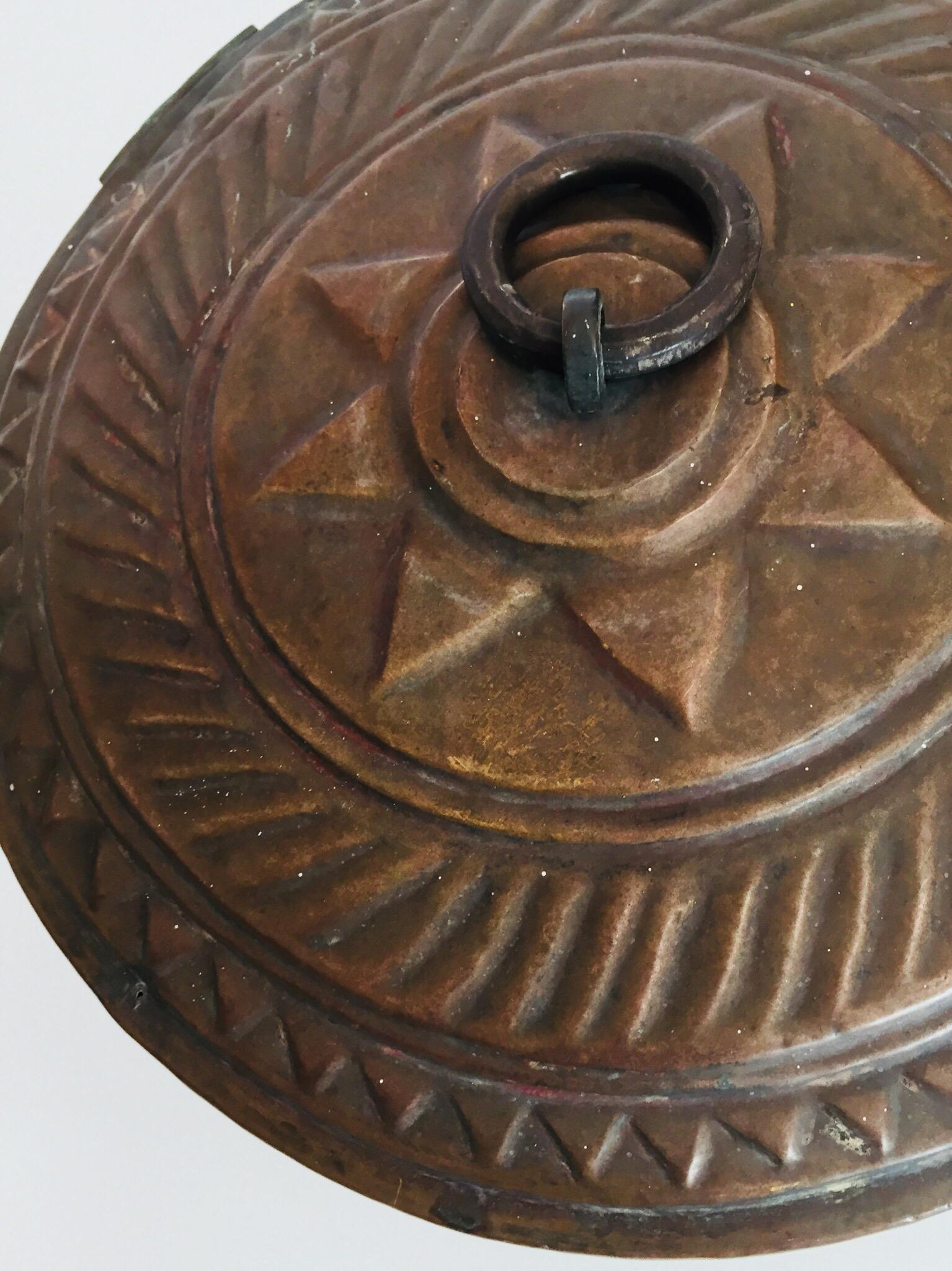 Grande boîte décorative ronde en cuivre avec couvercle Inde du Nord en vente 8