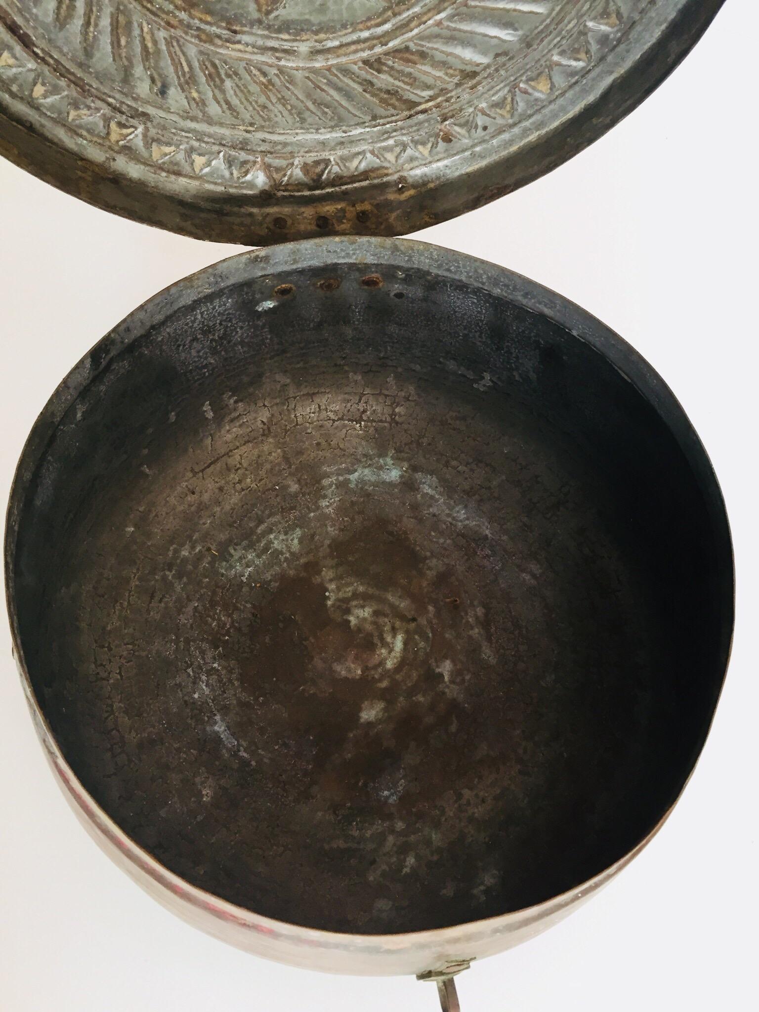 Grande boîte décorative ronde en cuivre avec couvercle Inde du Nord en vente 9