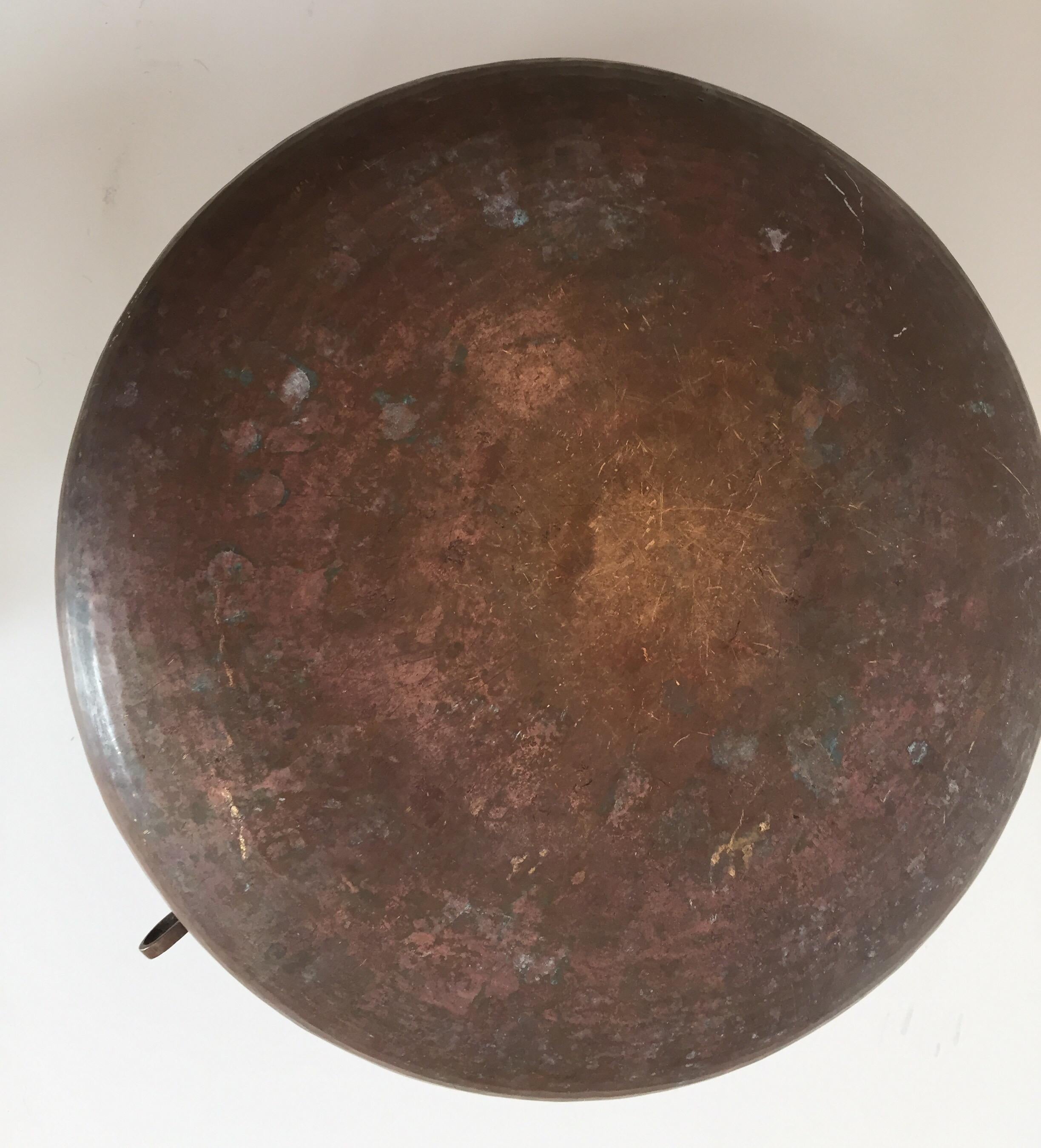 Grande boîte décorative ronde en cuivre avec couvercle Inde du Nord en vente 11