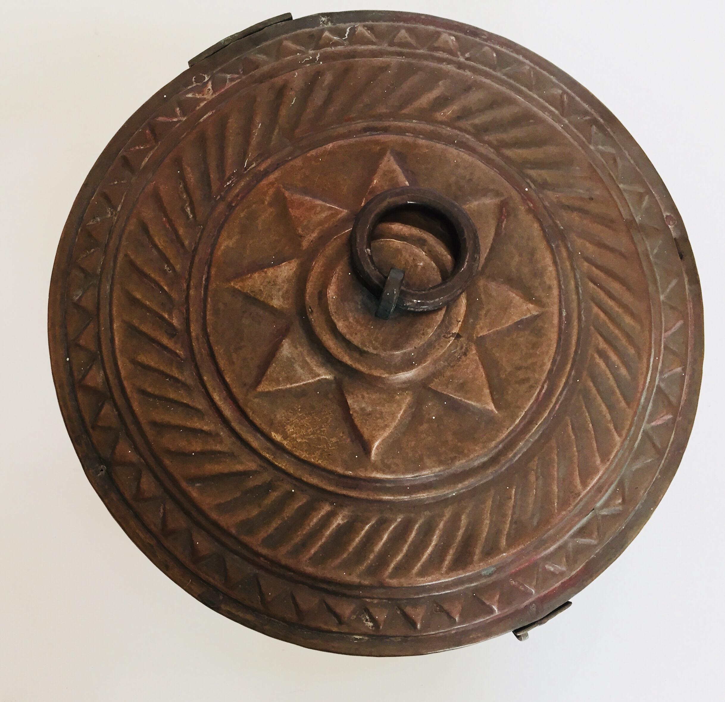 Anglo-indien Grande boîte décorative ronde en cuivre avec couvercle Inde du Nord en vente