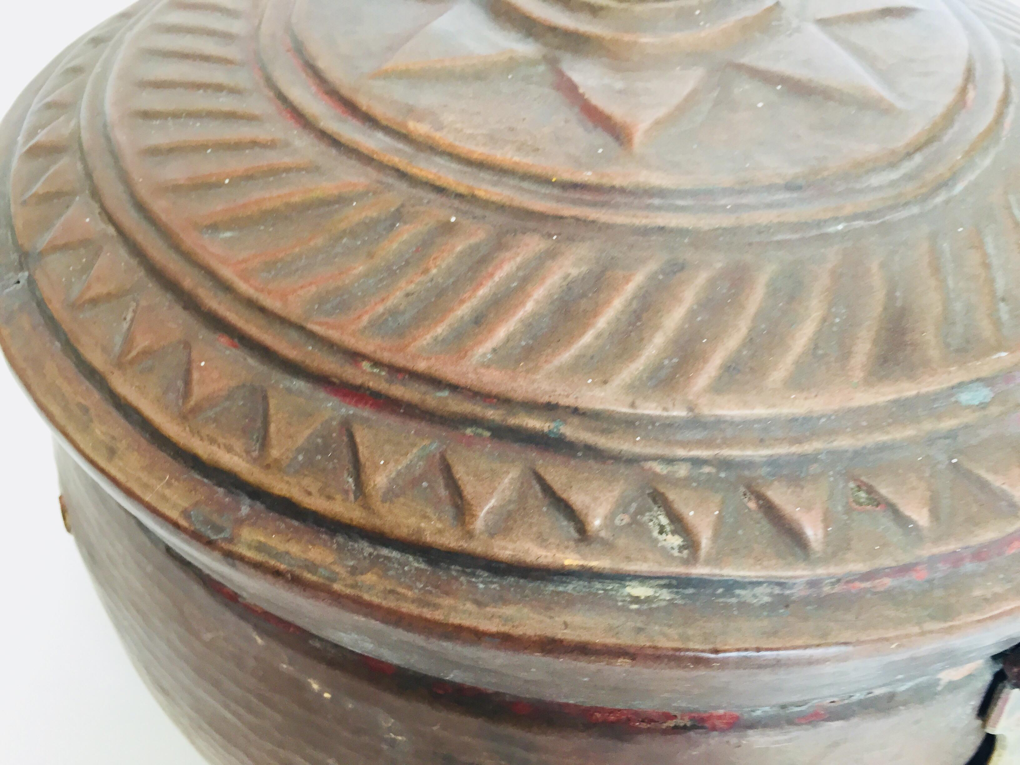 Indien Grande boîte décorative ronde en cuivre avec couvercle Inde du Nord en vente