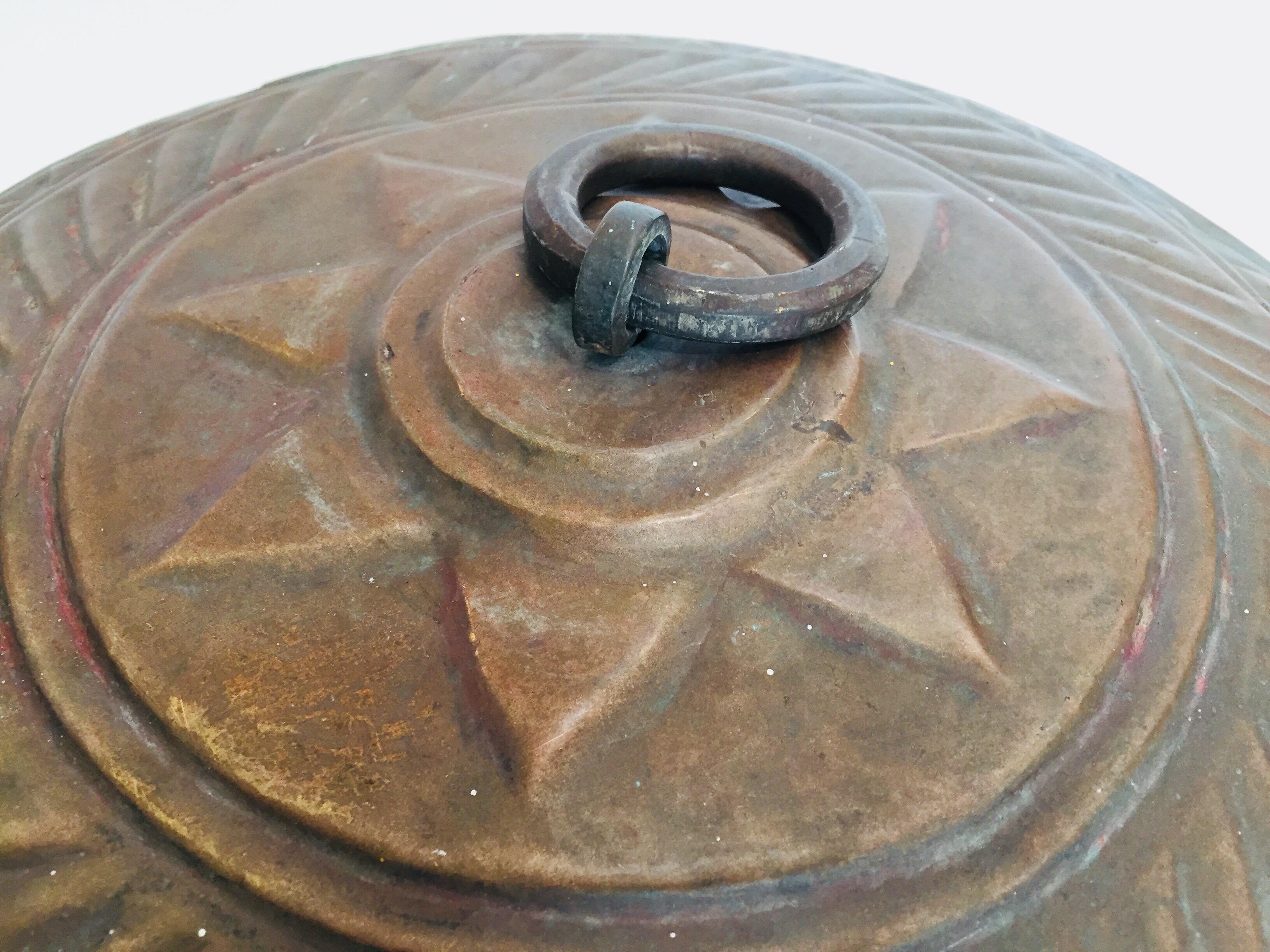 Sculpté à la main Grande boîte décorative ronde en cuivre avec couvercle Inde du Nord en vente