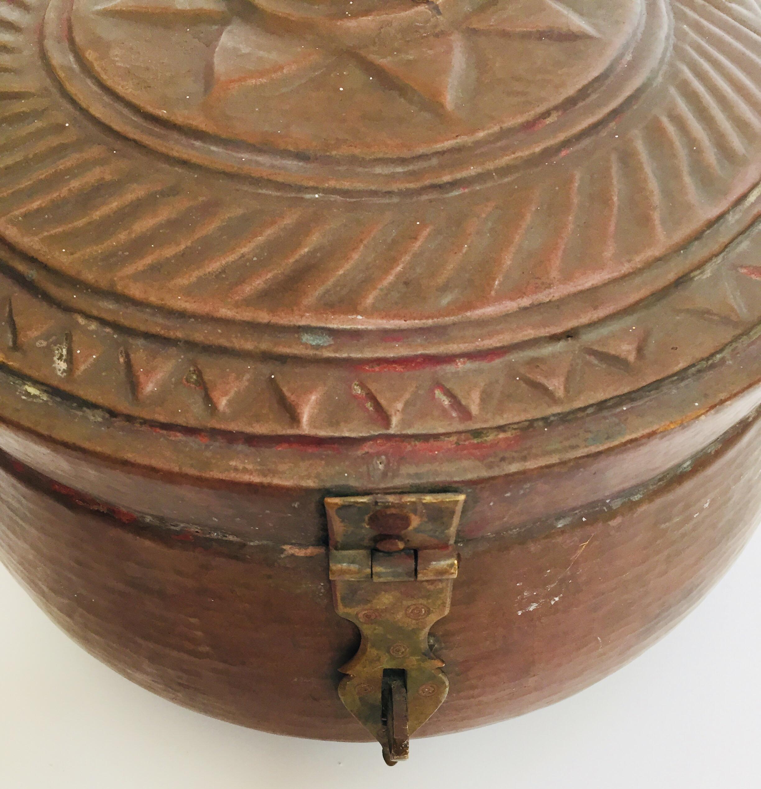 Laiton Grande boîte décorative ronde en cuivre avec couvercle Inde du Nord en vente