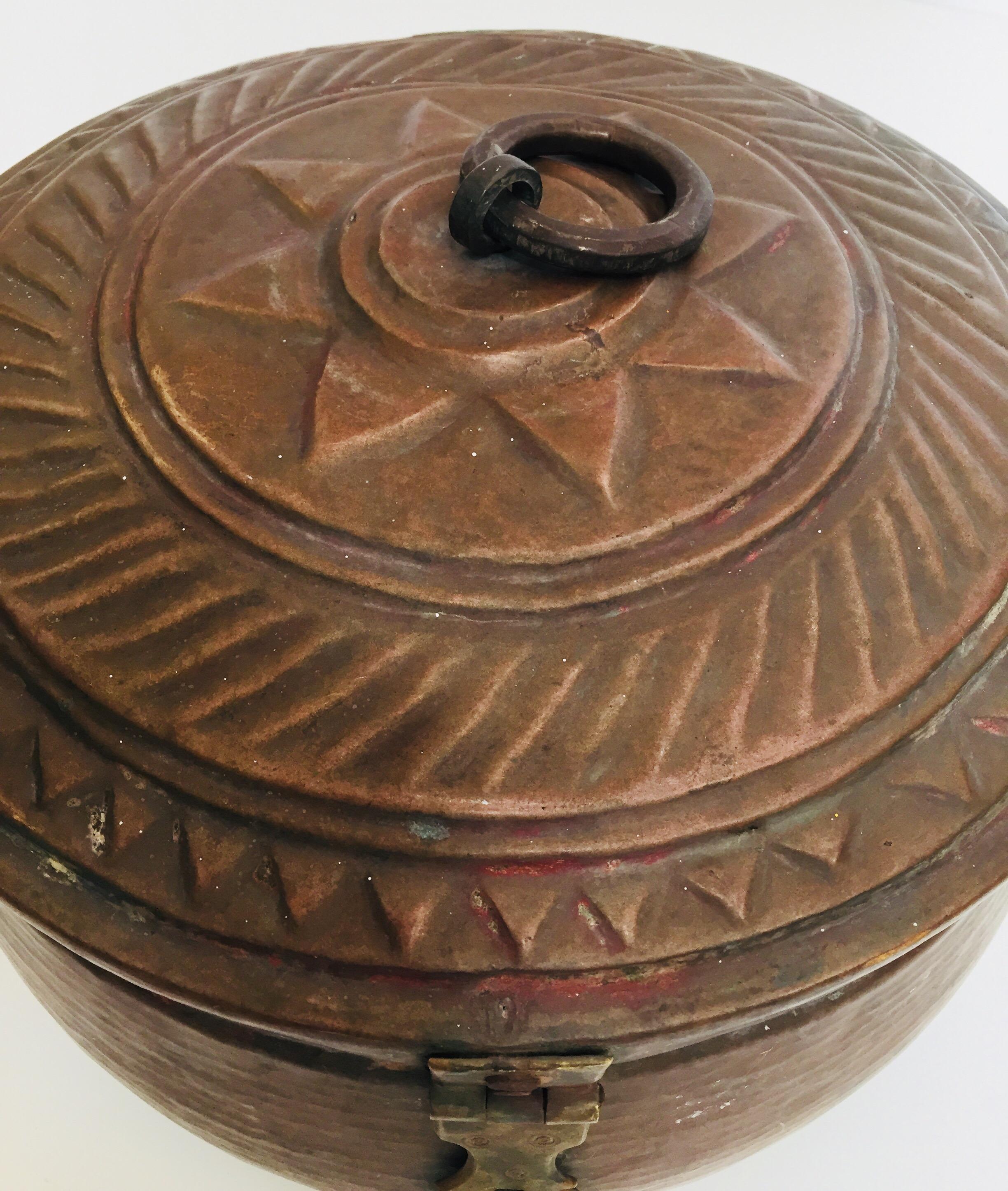 Grande boîte décorative ronde en cuivre avec couvercle Inde du Nord en vente 1