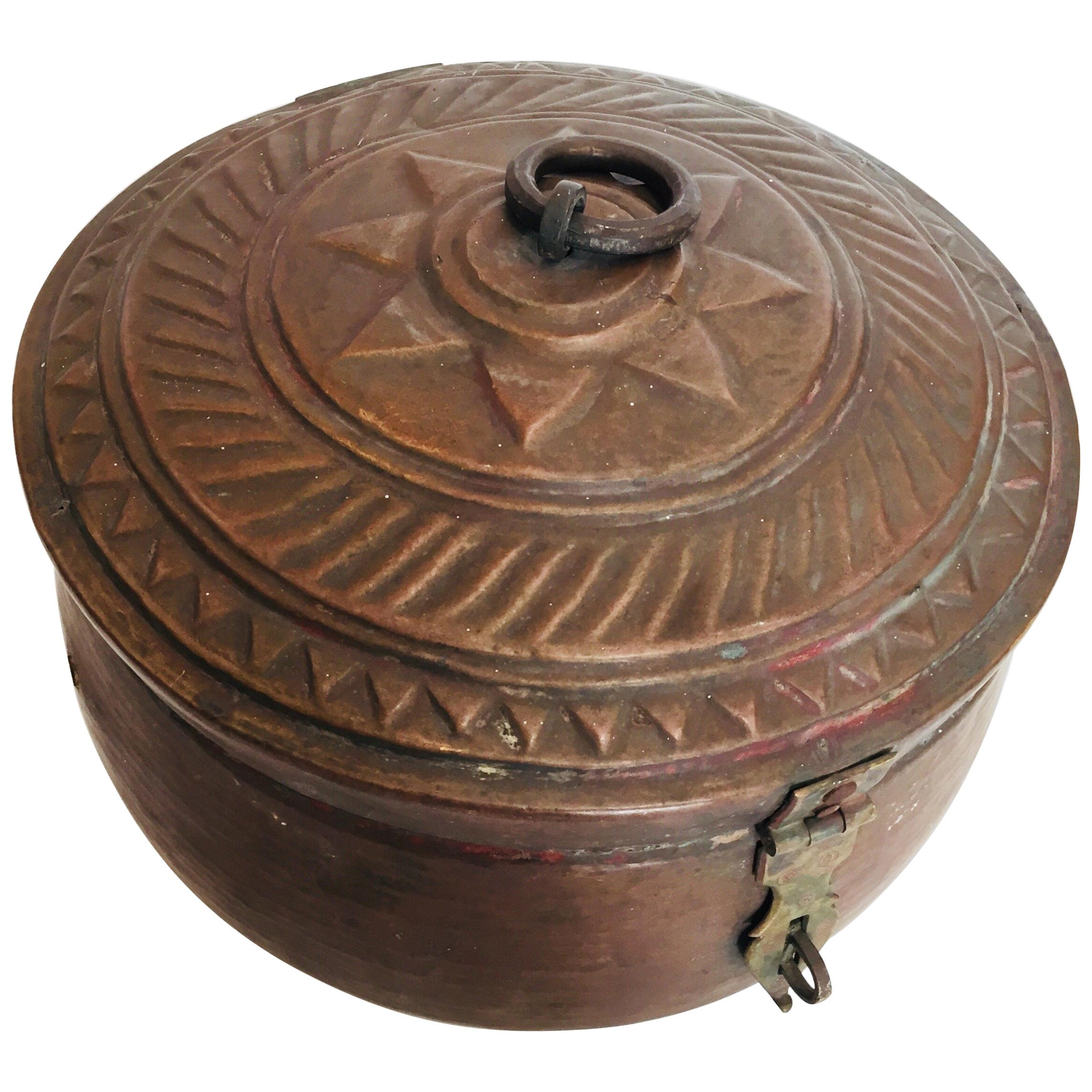 Grande boîte décorative ronde en cuivre avec couvercle Inde du Nord en vente