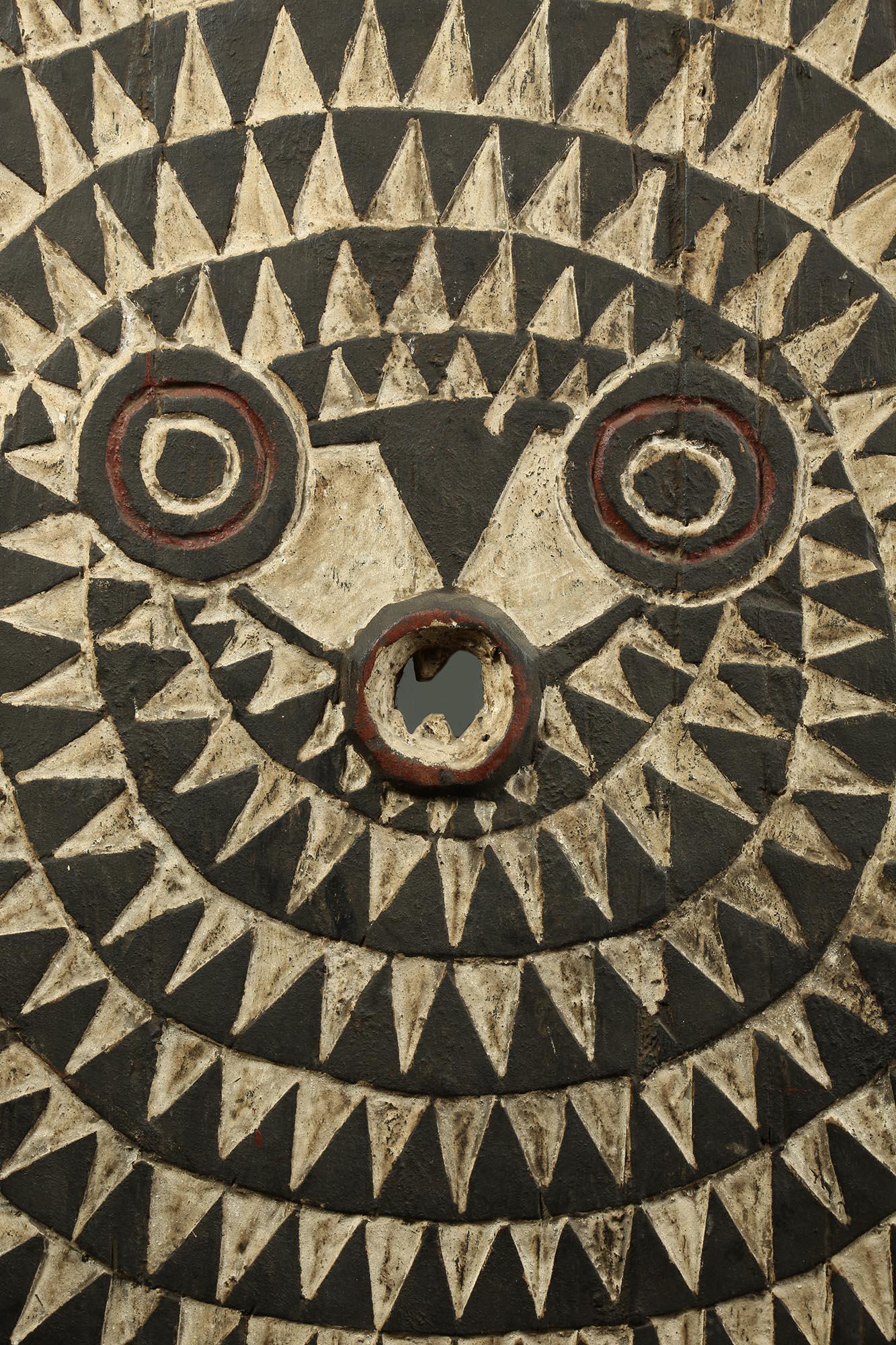 Large decorative round flat carved wood Bwa bird mask with B & W geometric designs, great wall art. Created late 20th century in Africa by the Bwa people in Burkina Faso, probably for the European export market. Fabulous bird face in center with
