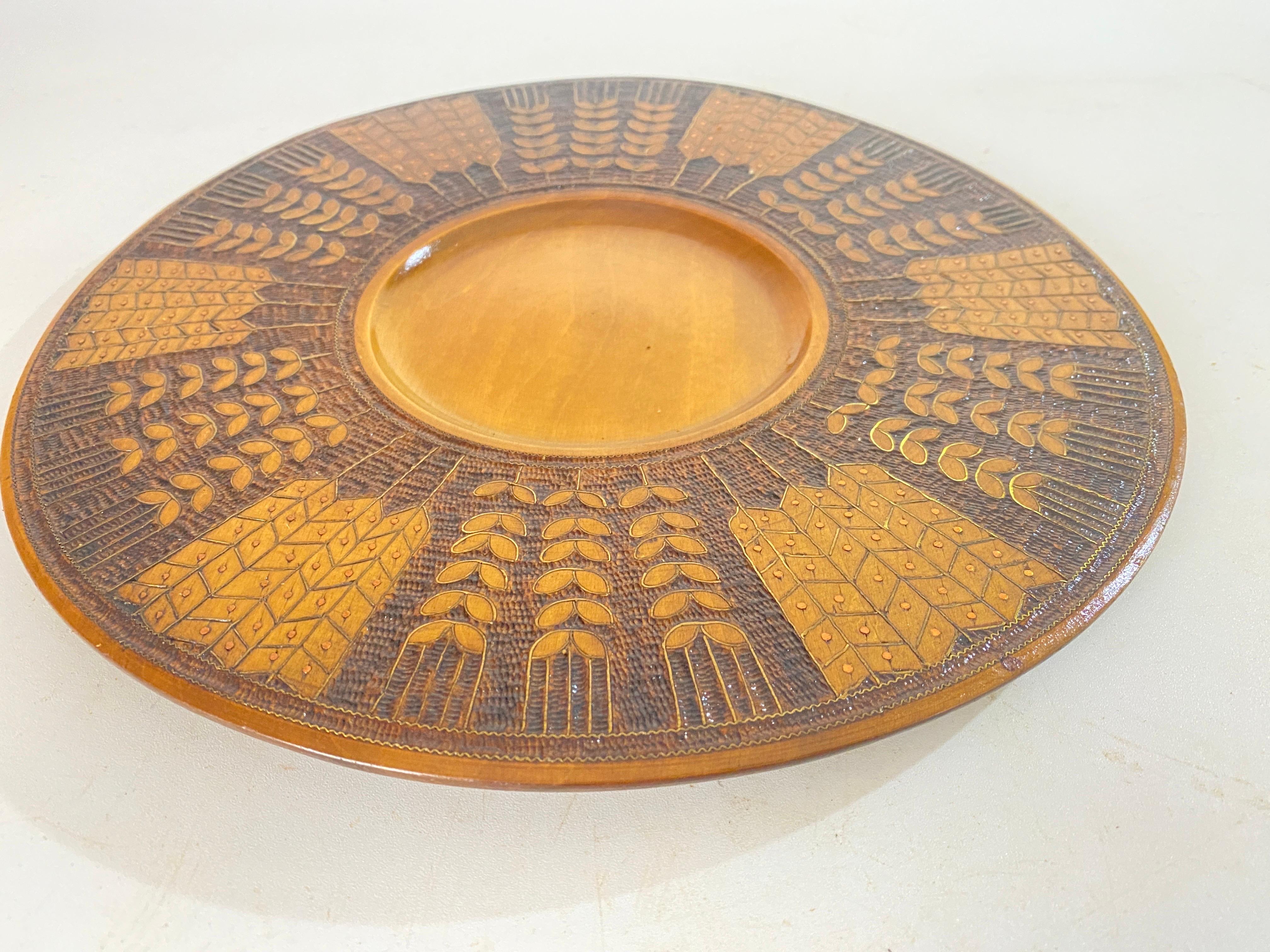 Large Decorative Scandinavian Wood Plate Old Patina Circa 1960  For Sale 1
