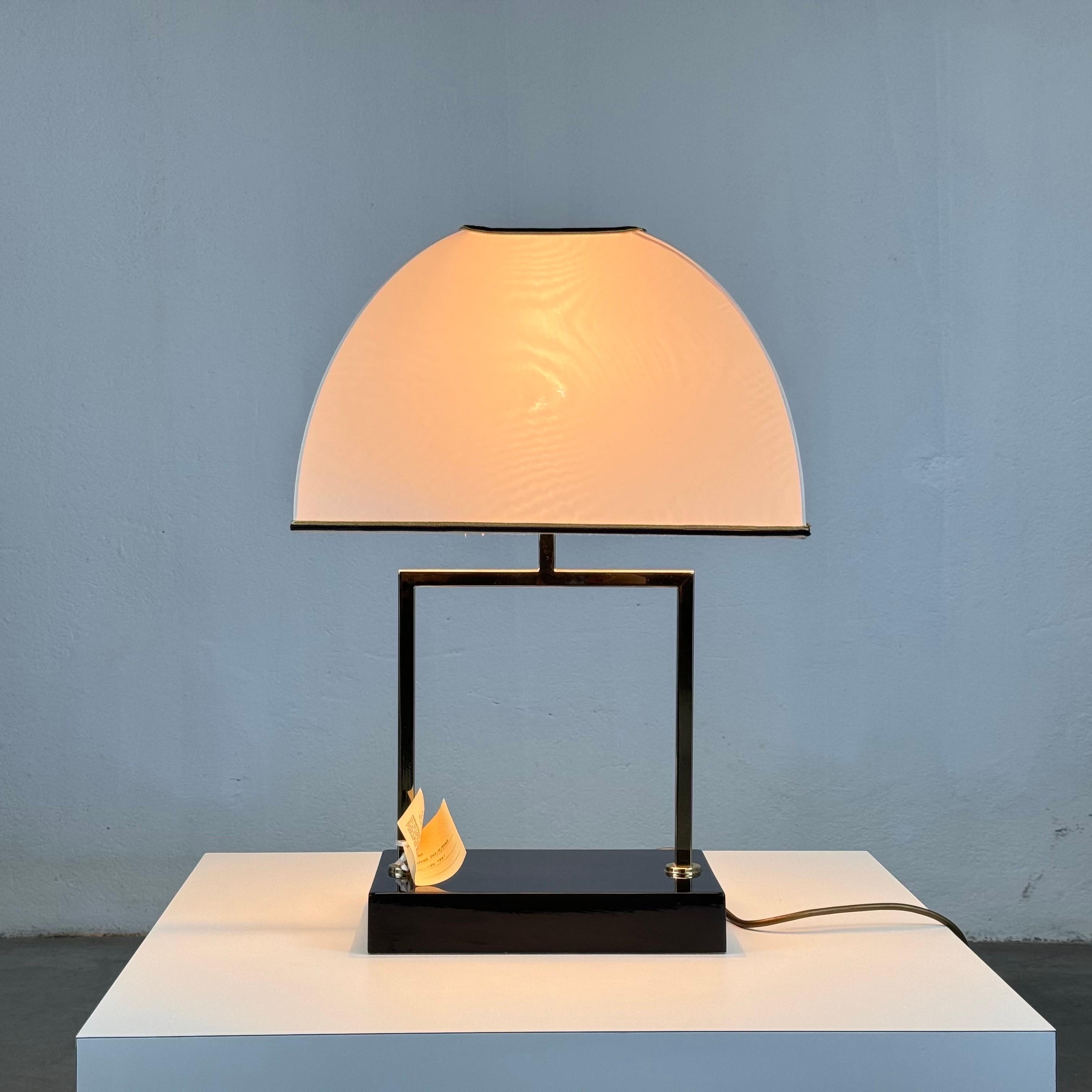 Immergiti nell'eleganza e nella raffinatezza del design italiano con la lampada da tavolo Large Decorative Sculpture di Gio Batta, realizzata in Italia negli anni Ottanta. Questa splendida lampada da tavolo non è solo una fonte di illuminazione, ma