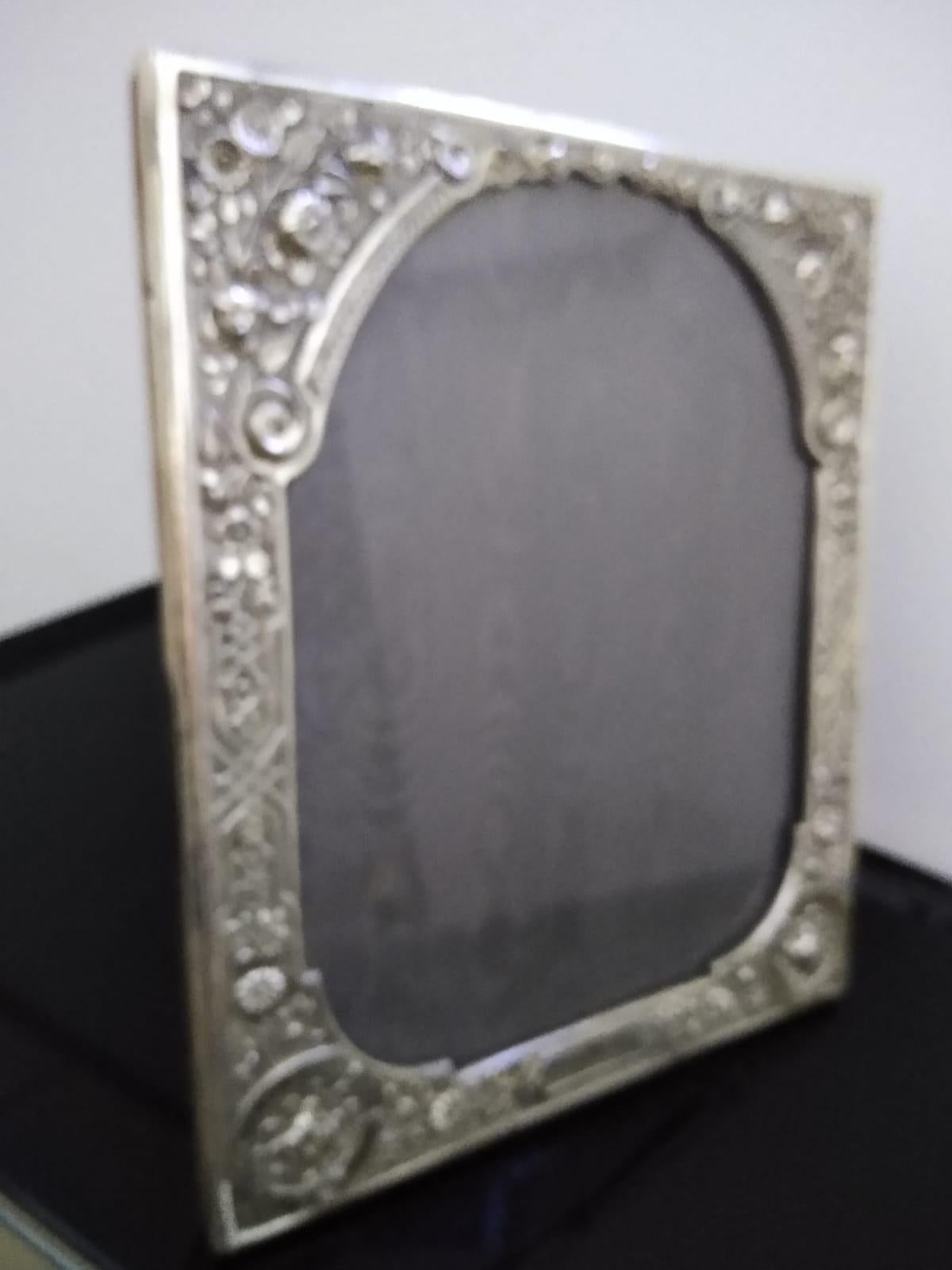Art nouveau Grand cadre photo décoratif en argent en vente