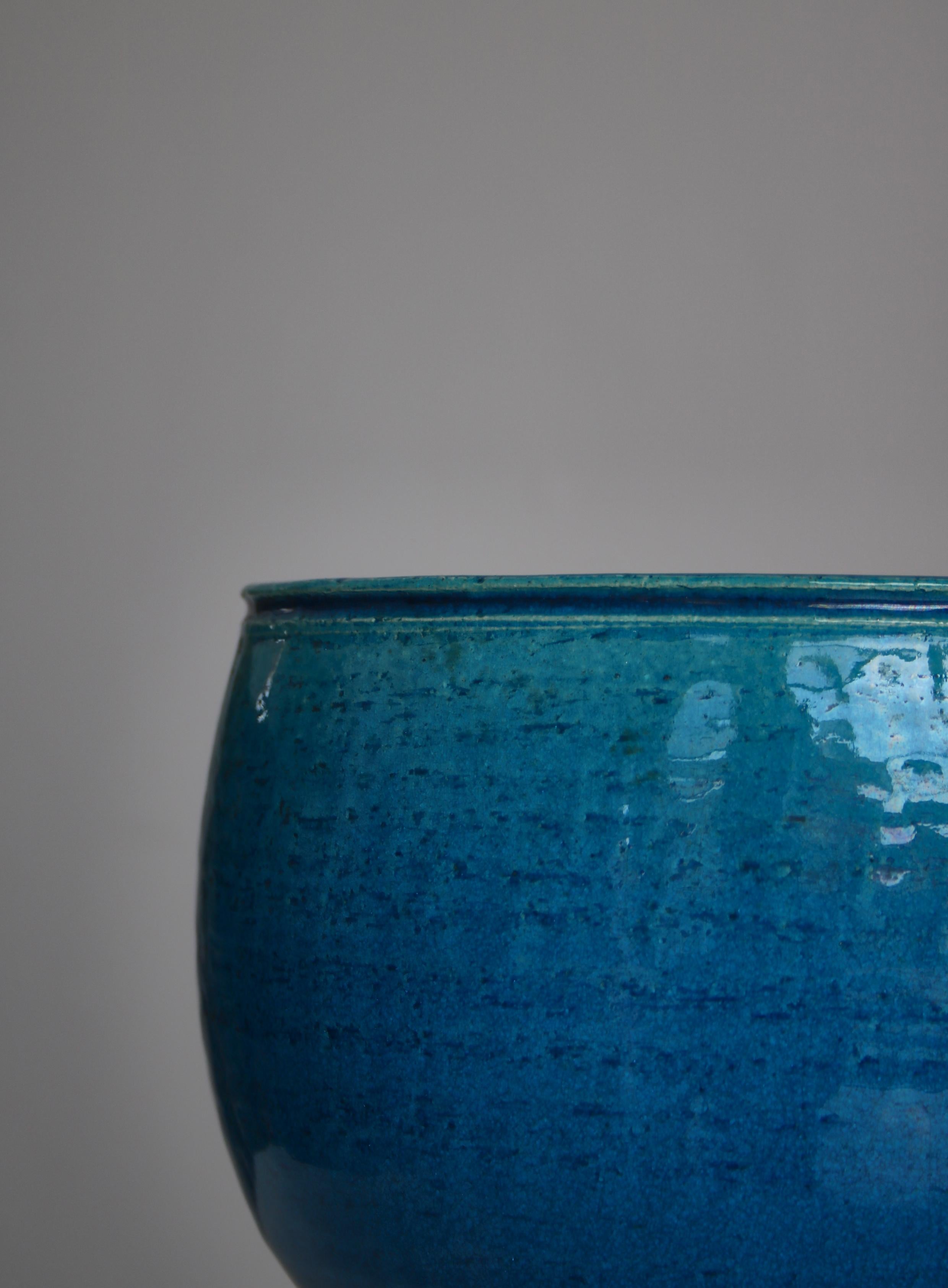 Mid-20th Century Large Decorative Stoneware Bowl in Blue Glazing by Nils Kähler, Denmark, 1960s