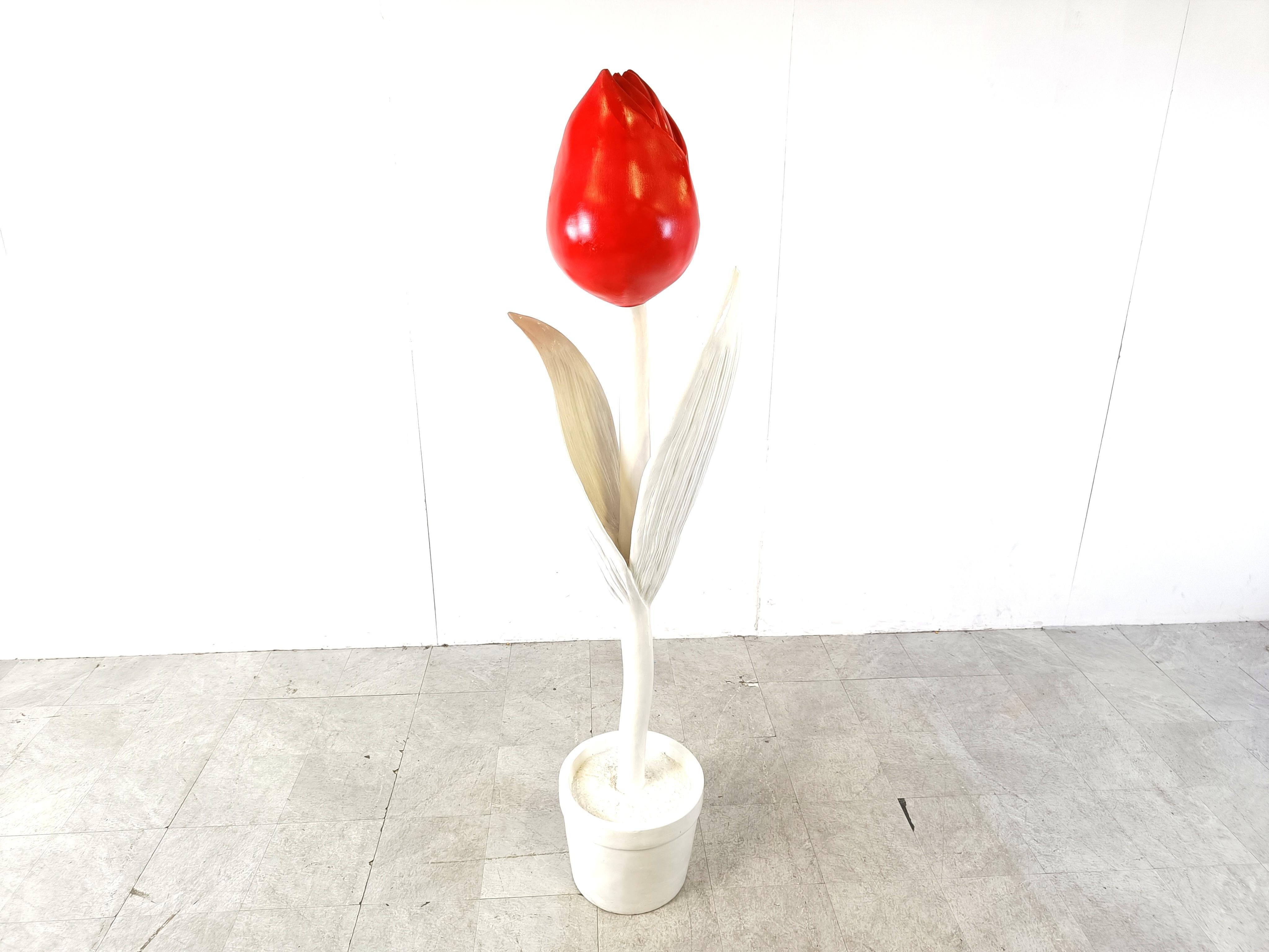 Very large decorative polyester tulip sculpture.

Eye catching and decorative piece

Early 2000s, flower shop display

Good condition

Ref.: 642725
