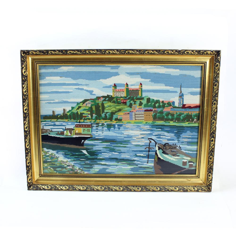 Große dekorative feine handgefertigte Vintage-Kunstwerk 20. Jahrhundert 1960's Wandteppich zeigt Landschaft der Stadt Bratislava. mit Donau-Fluss. Eingefasst in einen eindrucksvollen Holzrahmen, geschützt durch eine Glasfrontabdeckung. Hervorragende