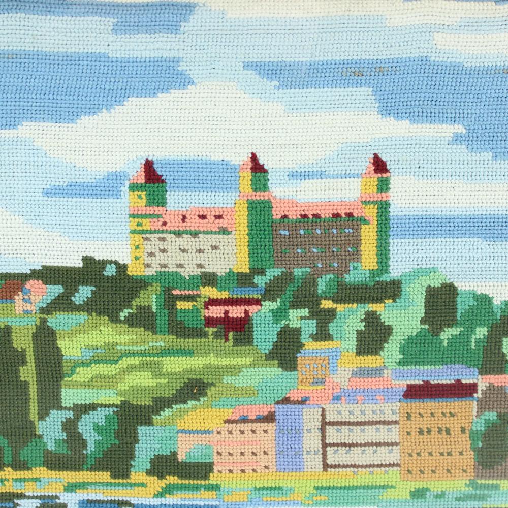 Große dekorative Vintage 1960er Jahre Wandteppich Kunst abgebildet Bratislava Scenery, Cz (Moderne der Mitte des Jahrhunderts) im Angebot