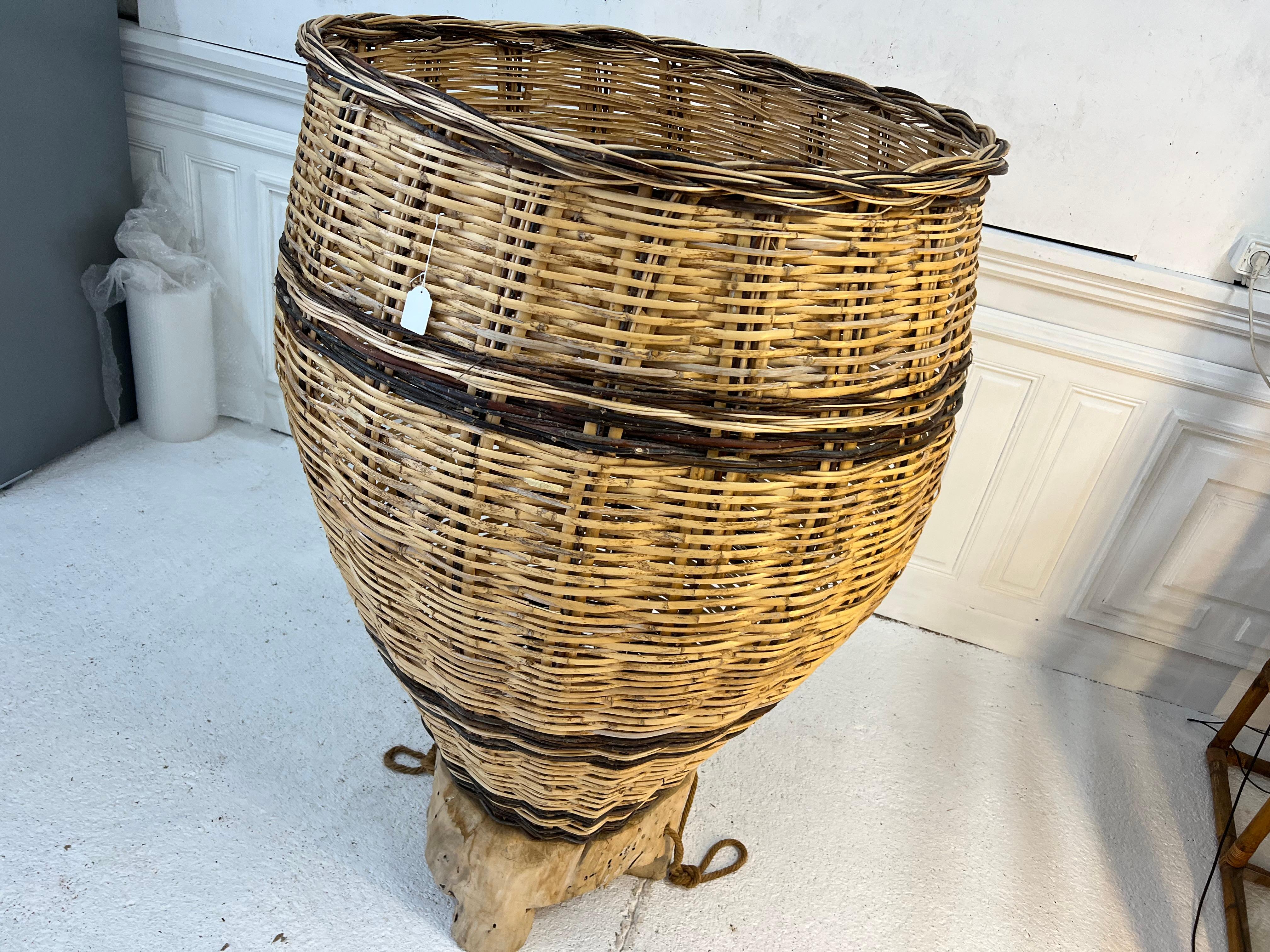 Large Décorative Wicker Vase Hand Made For Sale 2