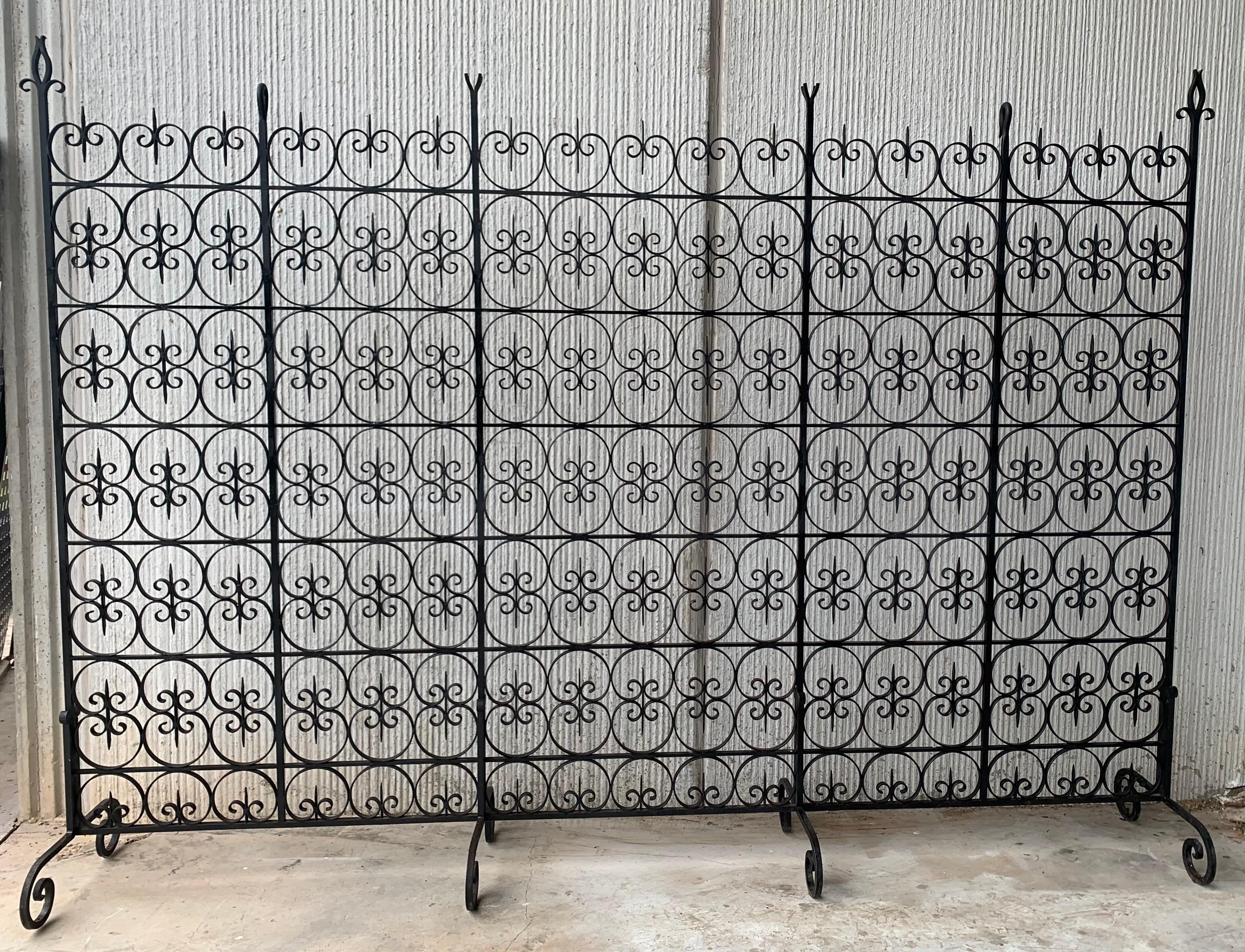 Baroque Grand écran décoratif en fer forgé filigrane séparateur de pièce en vente
