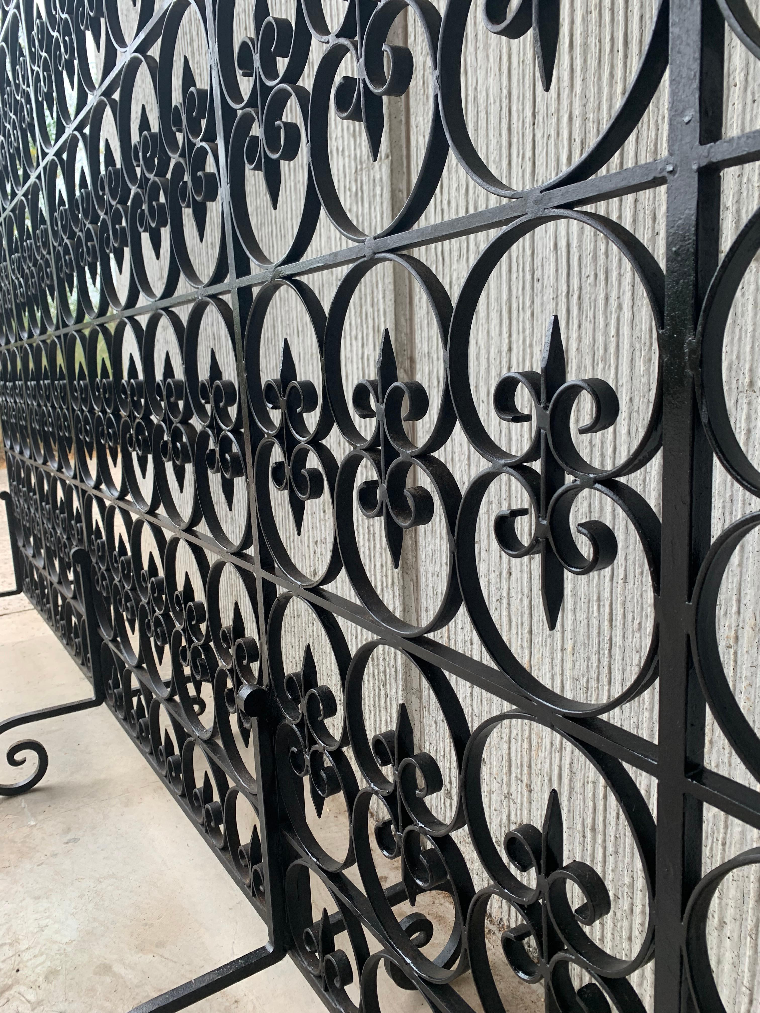 Large Decorative Wrought Iron Filigree Screen Room Divider In Good Condition For Sale In Miami, FL