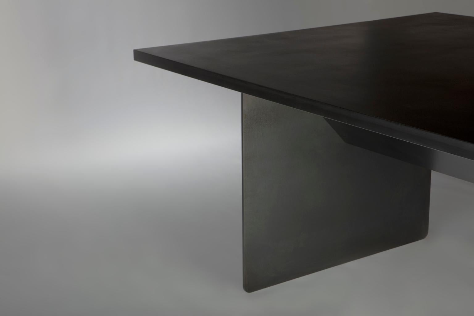 Américain Grande table de salle à manger en acier noir profond en vente