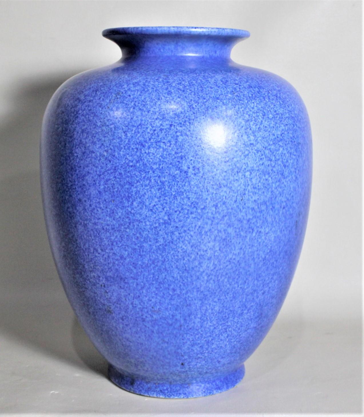 Questo grande vaso in ceramica artistica è stato realizzato da George Clews di Tunstall in Inghilterra nel 1935 circa. Questo grande vaso proviene dalla linea Chameleon Ware di Clews ed è smaltato in modo tale che il colore sembra passare da un blu