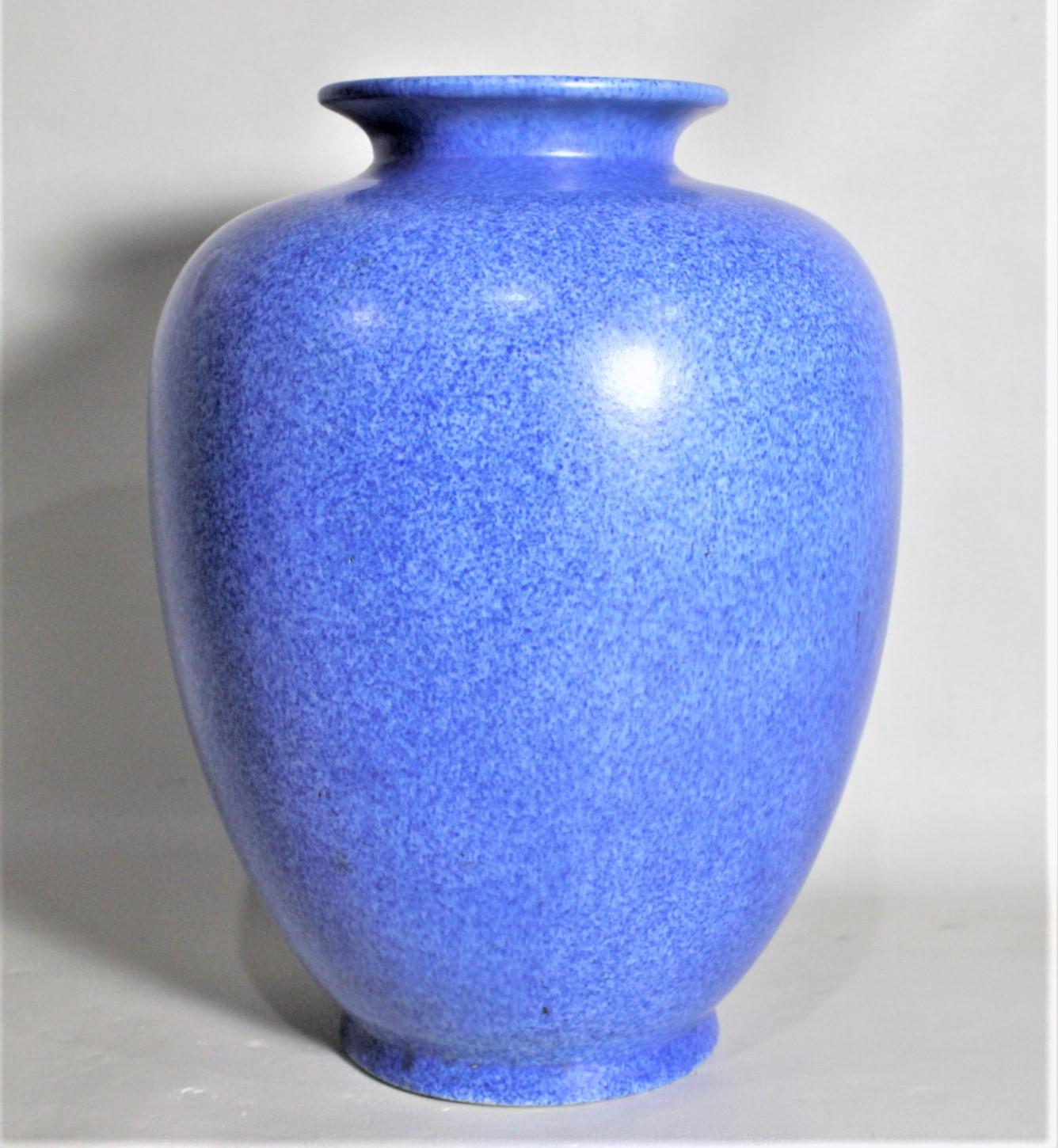 Art Déco George Large, vaso blu scuro in ceramica artistica Clews Pottery Tunstall Chameleon Ware in vendita