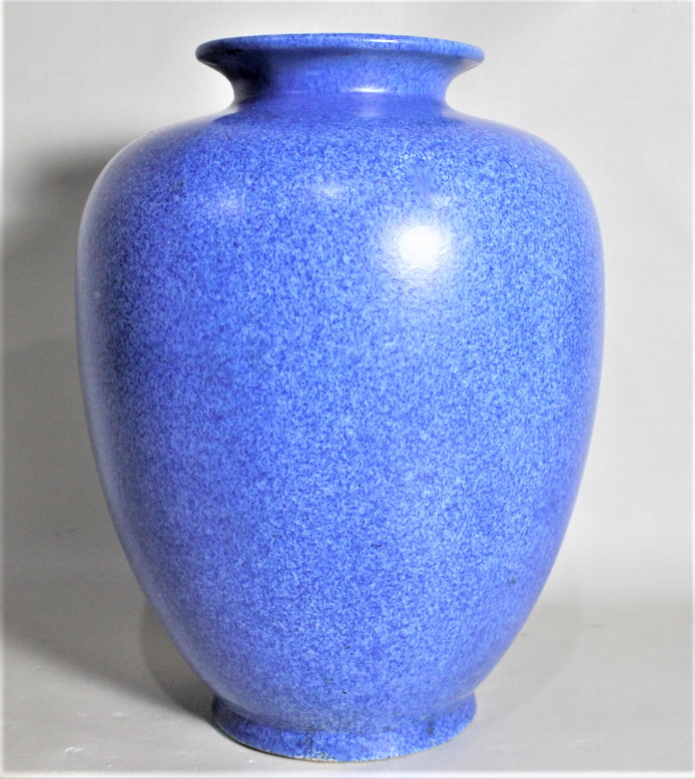Inglese George Large, vaso blu scuro in ceramica artistica Clews Pottery Tunstall Chameleon Ware in vendita