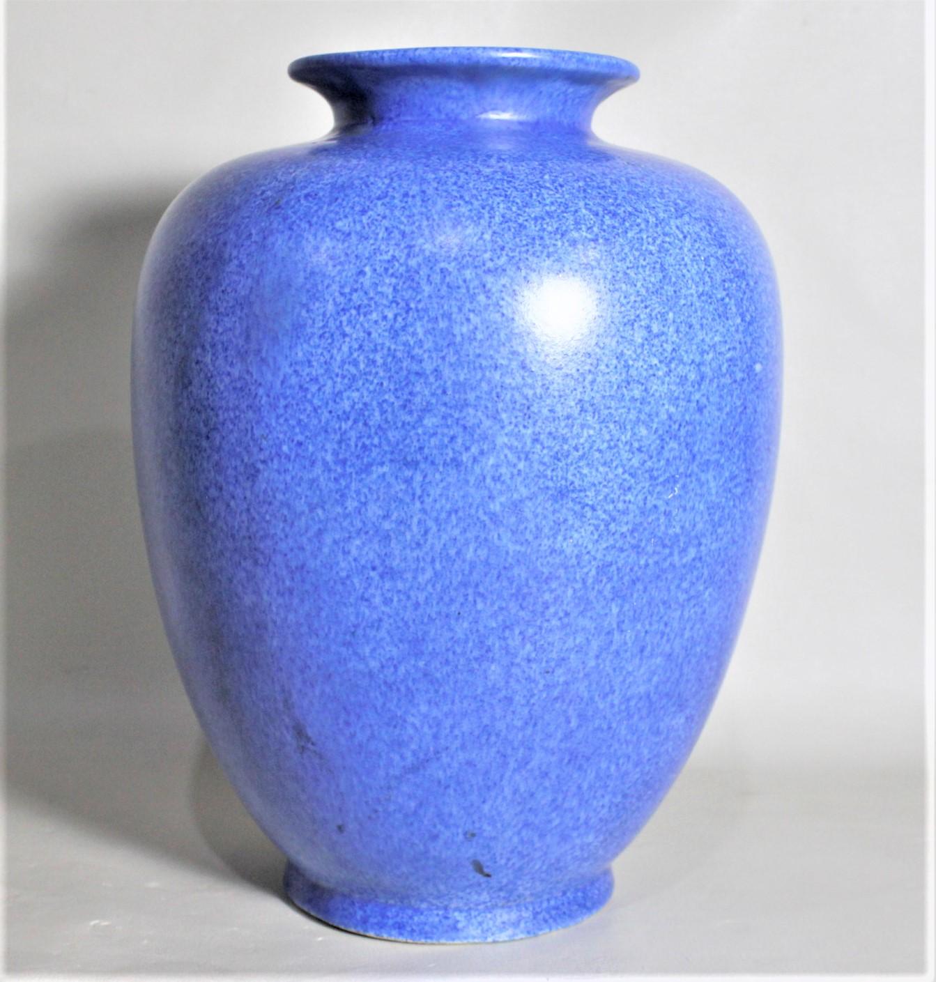 Smaltato George Large, vaso blu scuro in ceramica artistica Clews Pottery Tunstall Chameleon Ware in vendita
