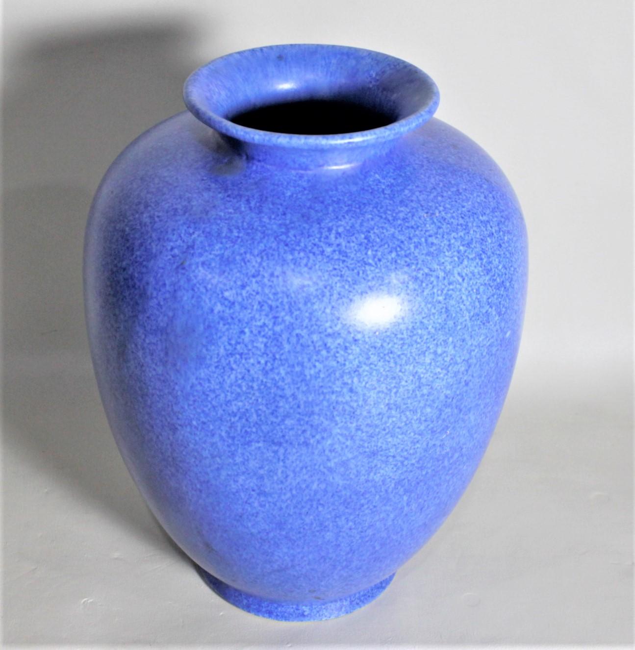 George Large, vaso blu scuro in ceramica artistica Clews Pottery Tunstall Chameleon Ware In condizioni buone in vendita a Hamilton, Ontario
