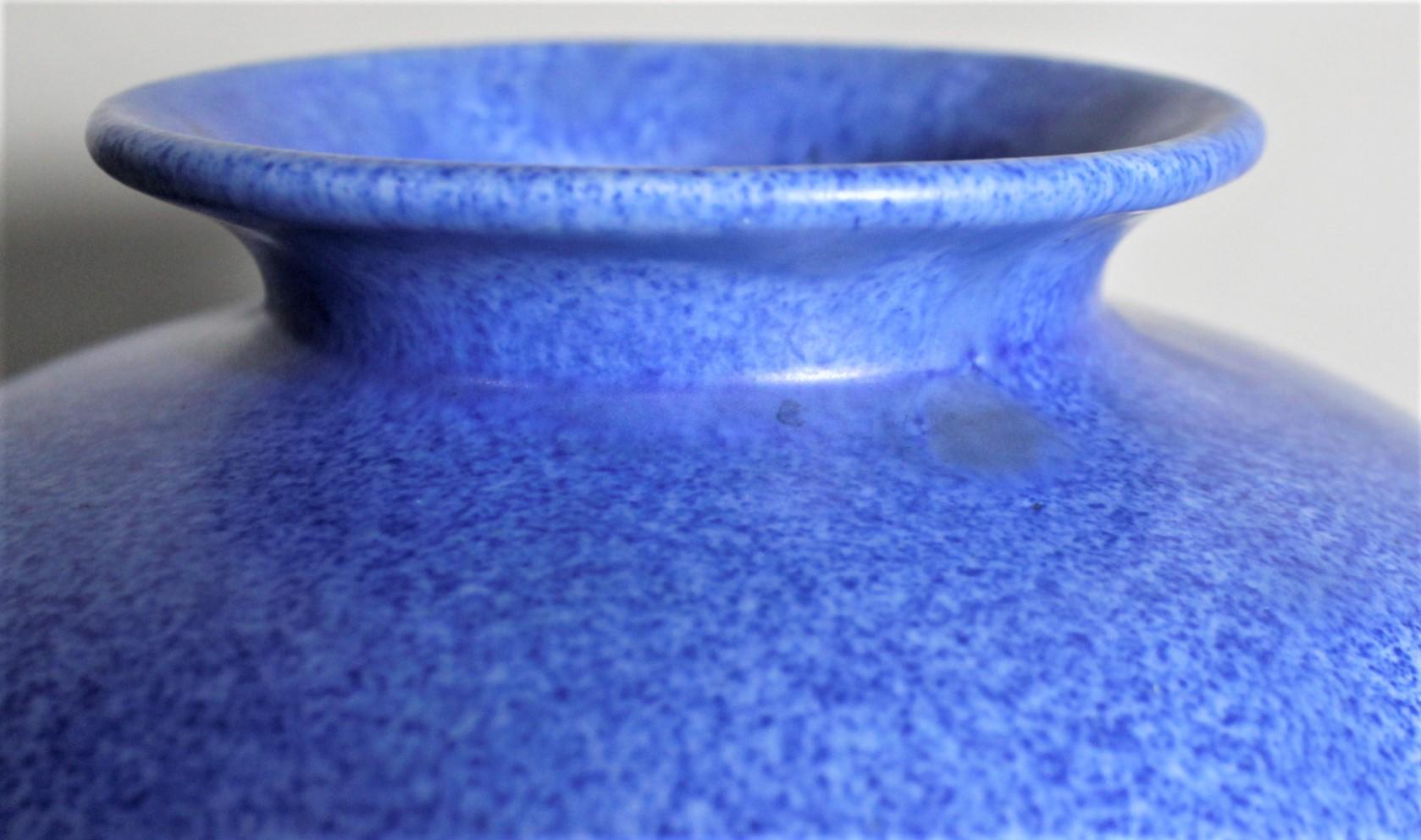 XX secolo George Large, vaso blu scuro in ceramica artistica Clews Pottery Tunstall Chameleon Ware in vendita