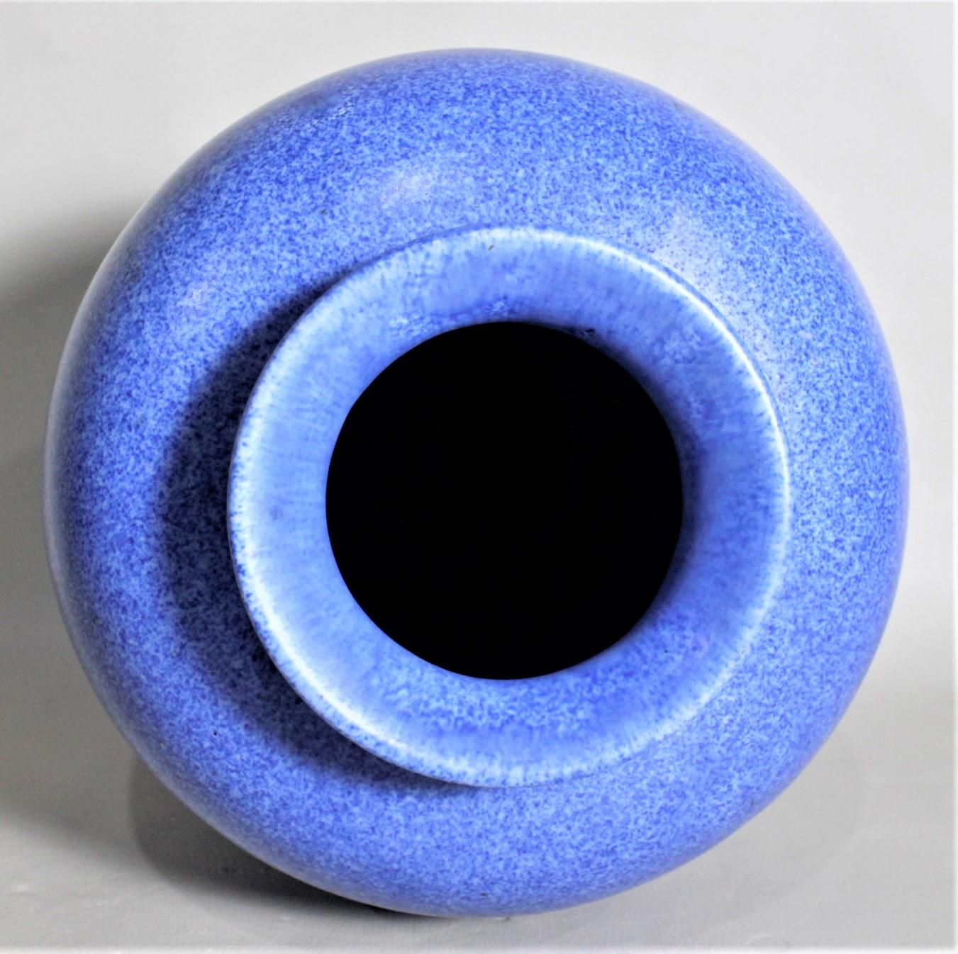 Terracotta George Large, vaso blu scuro in ceramica artistica Clews Pottery Tunstall Chameleon Ware in vendita