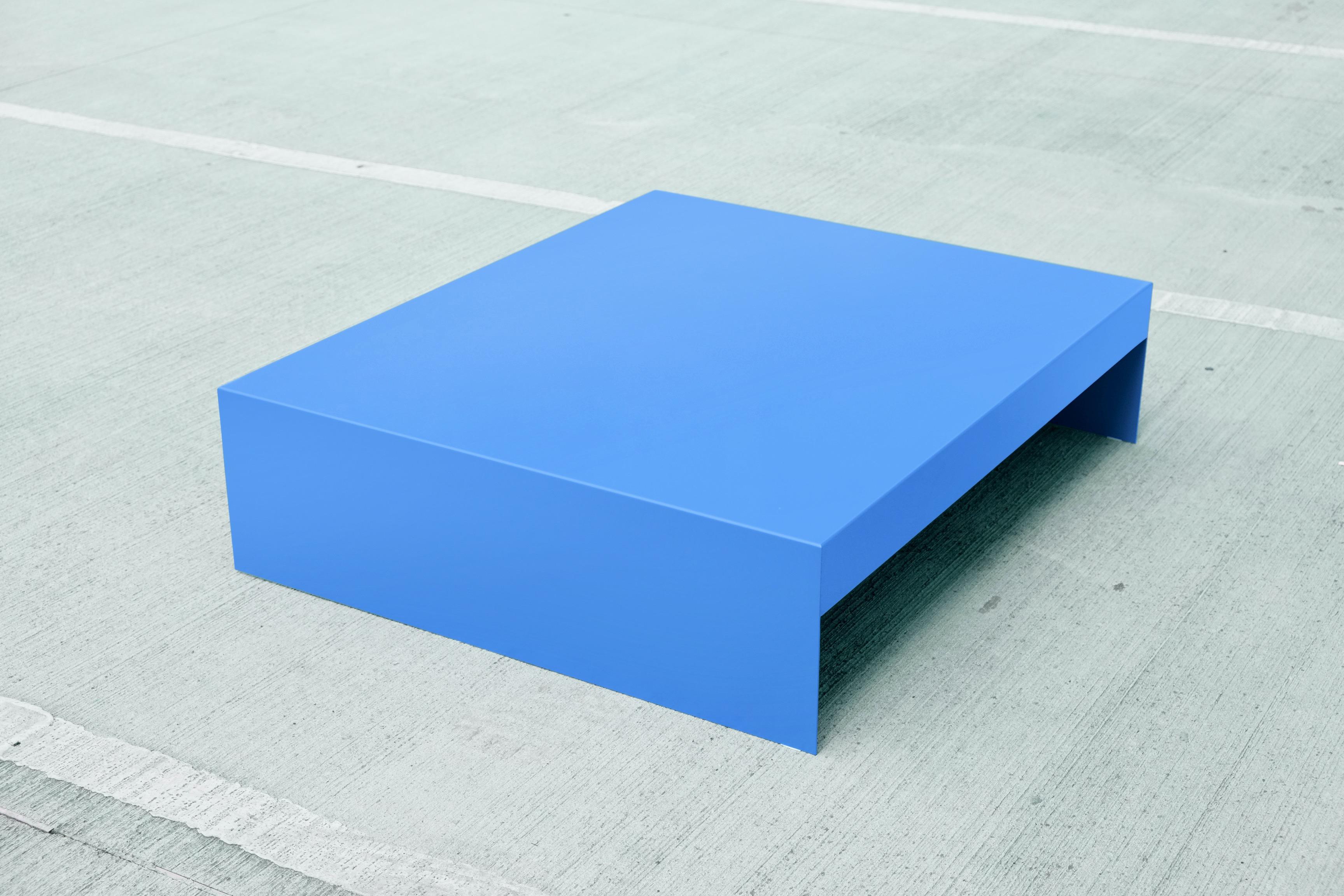 Large Deep Blue Single Form Coffee Table in Aluminium - Customisable en venta 7