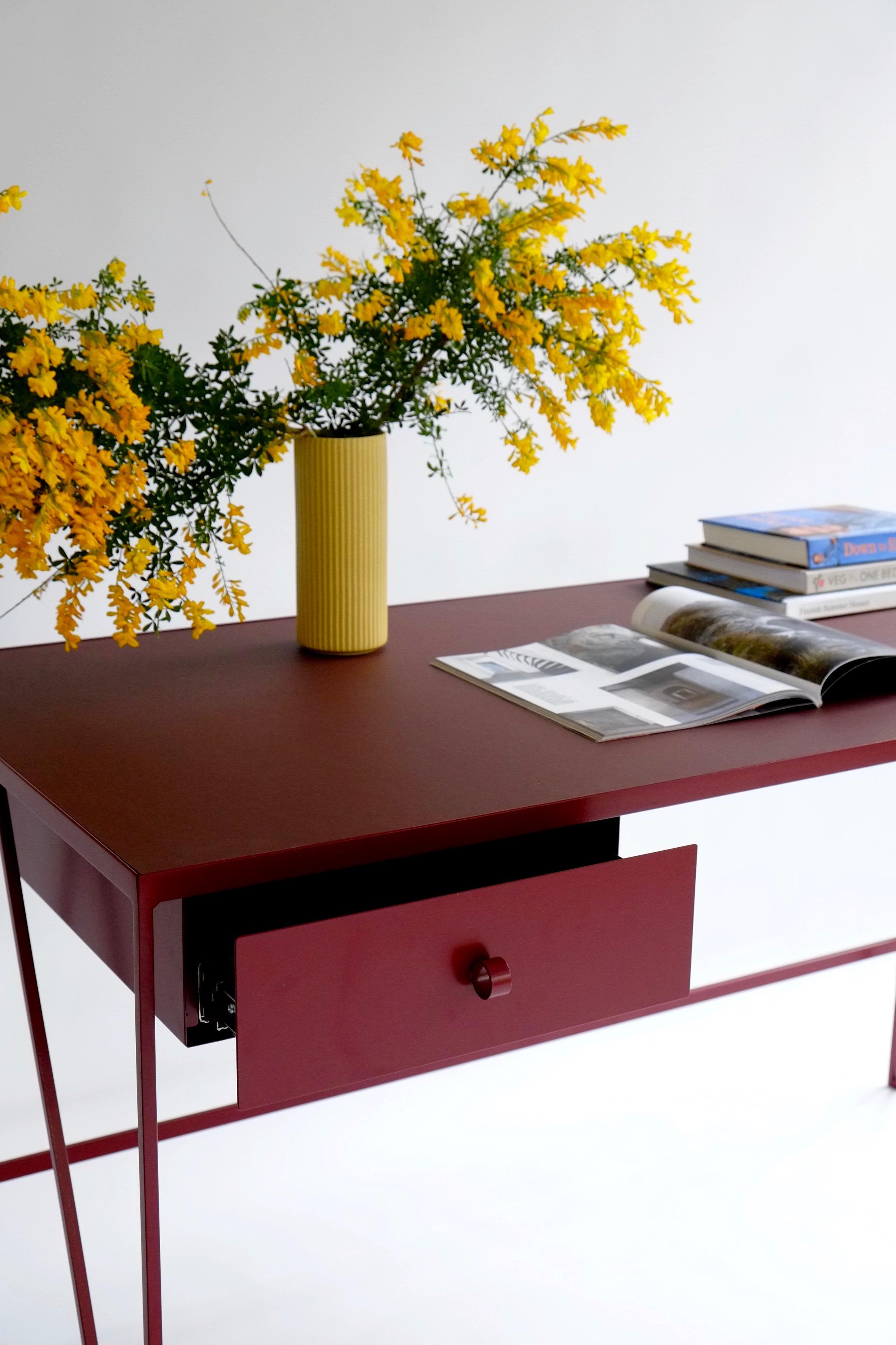Großer tiefgrüner Arbeitstisch mit Linoleumplatte und zwei Schubladen, anpassbar im Angebot 3