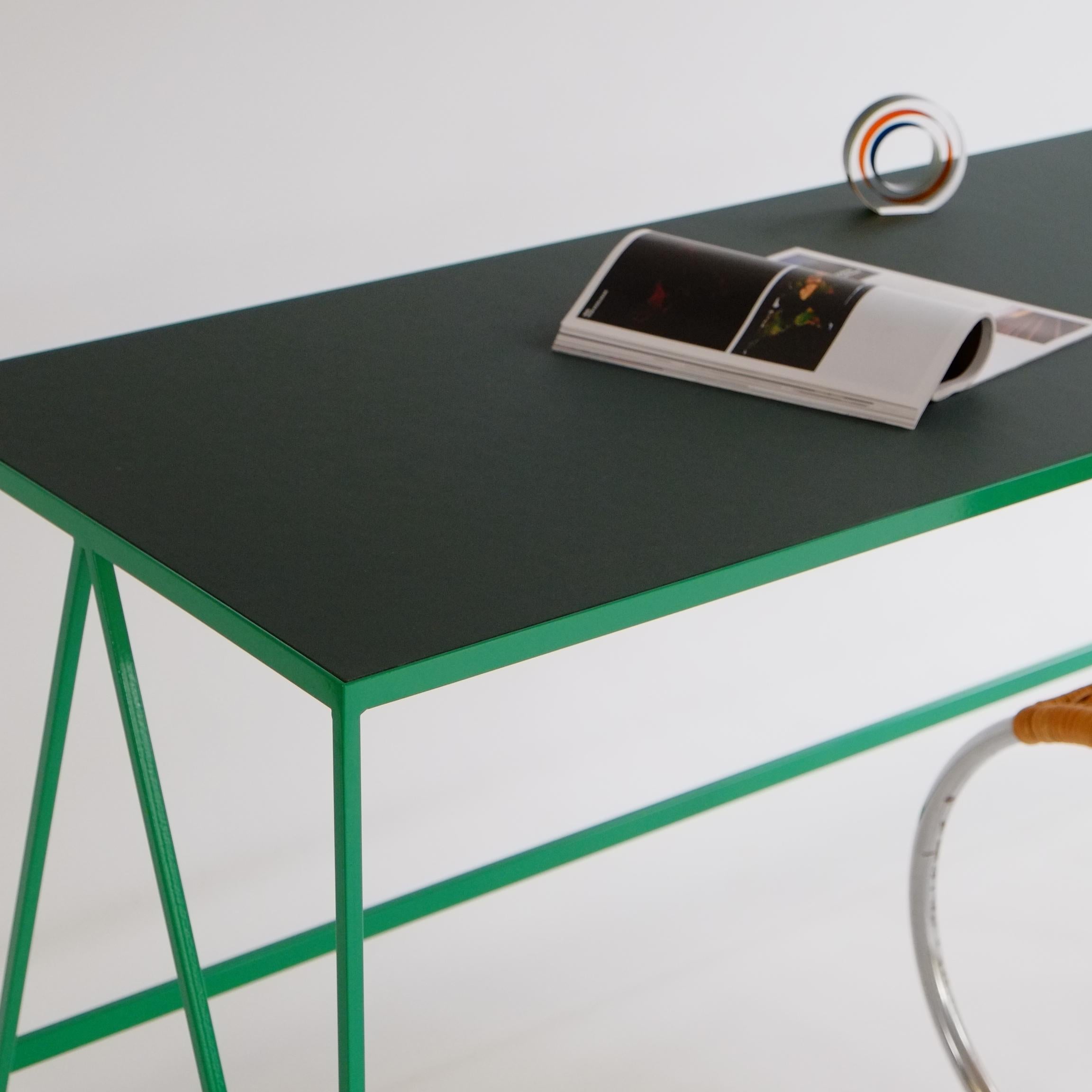 Großer tiefgrüner Arbeitstisch mit Linoleumplatte und zwei Schubladen, anpassbar im Angebot 4