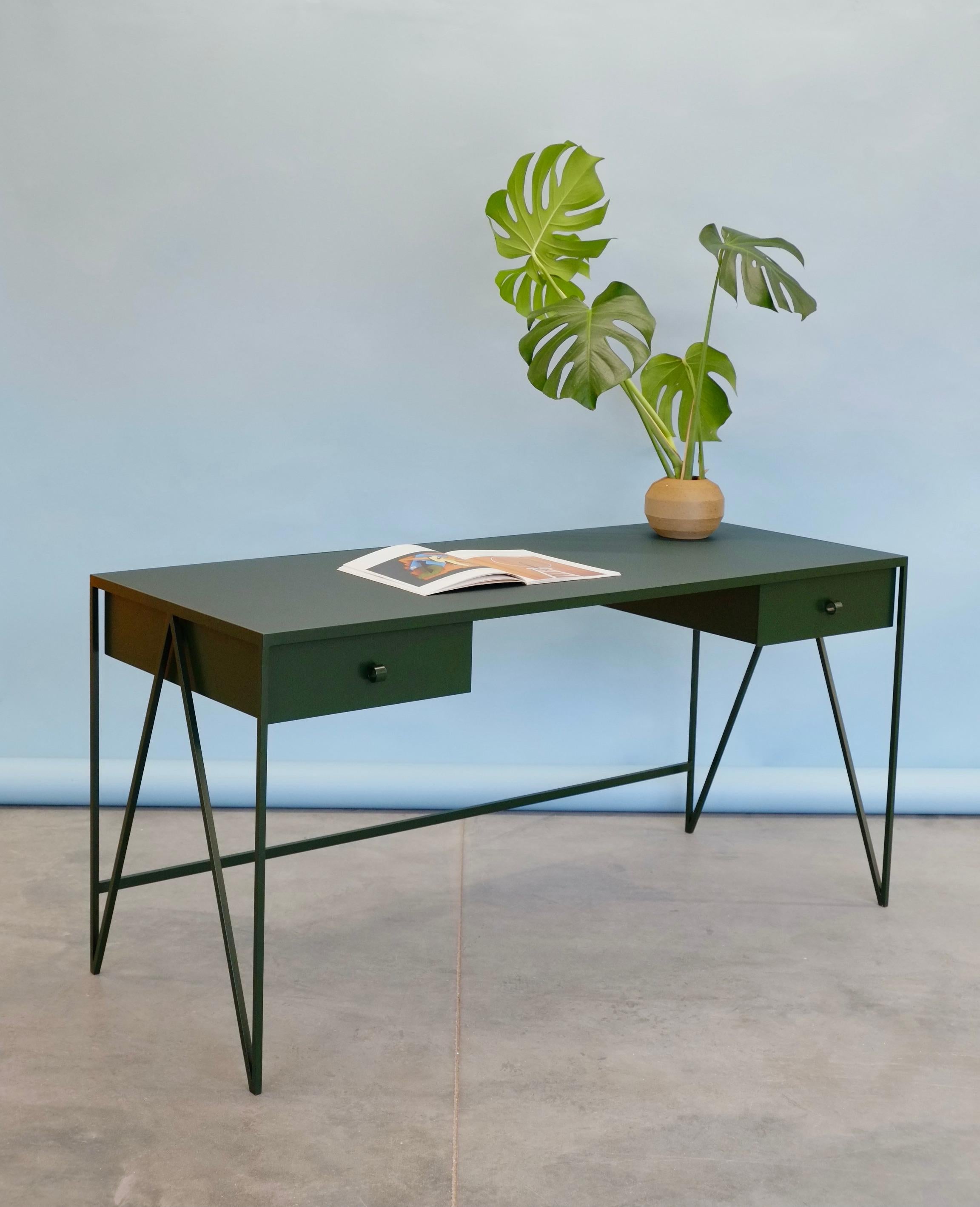 Dieser große, dunkelgrüne Schreibtisch besteht aus einem pulverbeschichteten Stahlrahmen und einer schönen, natürlichen Linoleumplatte aus Leinöl. Dieser moderne, minimalistische Schreibtisch verfügt über zwei Stahlschubladen, die mit unseren